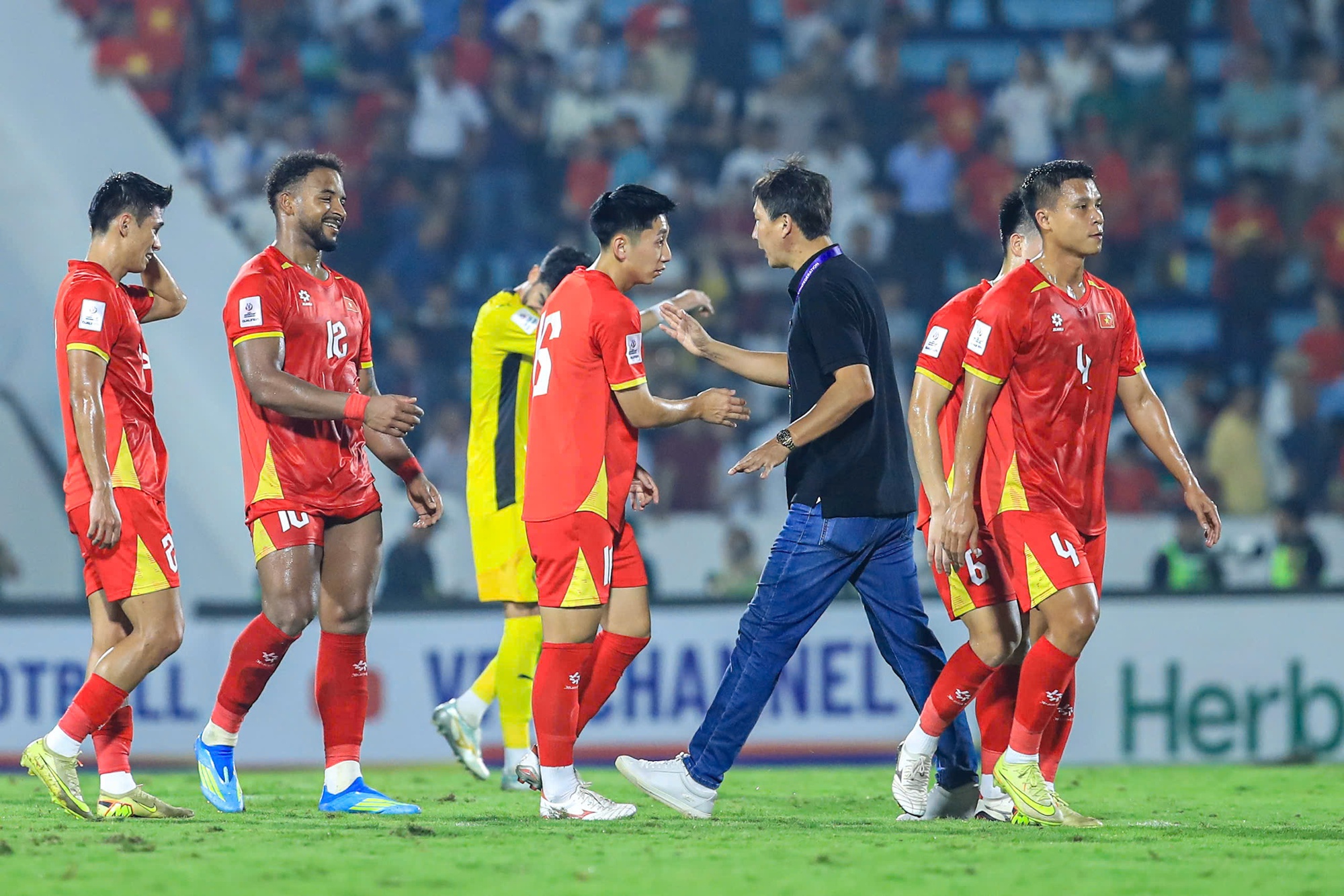 Khoảnh khắc HLV Kim Sang-sik ôm động viên từng học trò, ĐT Việt Nam chia tay nhau sau chiến thắng tưng bừng trước Malaysia- Ảnh 4. Khoảnh khắc HLV Kim Sang-sik ôm động viên từng học trò, ĐT Việt Nam chia tay nhau sau chiến thắng tưng bừng trước Malaysia- Ảnh 4.