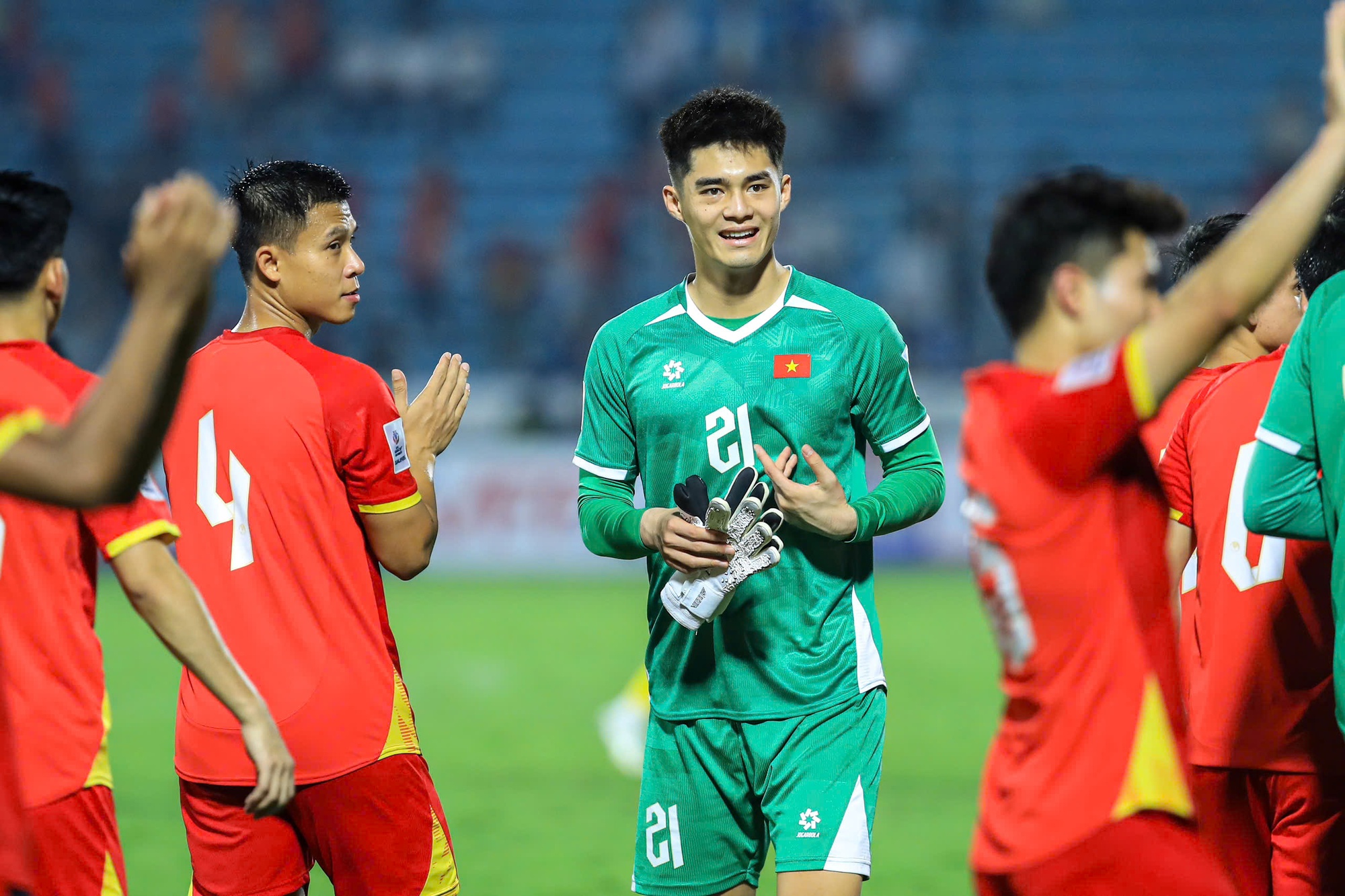 Khoảnh khắc HLV Kim Sang-sik ôm động viên từng học trò, ĐT Việt Nam chia tay nhau sau chiến thắng tưng bừng trước Malaysia- Ảnh 11. Khoảnh khắc HLV Kim Sang-sik ôm động viên từng học trò, ĐT Việt Nam chia tay nhau sau chiến thắng tưng bừng trước Malaysia- Ảnh 11.