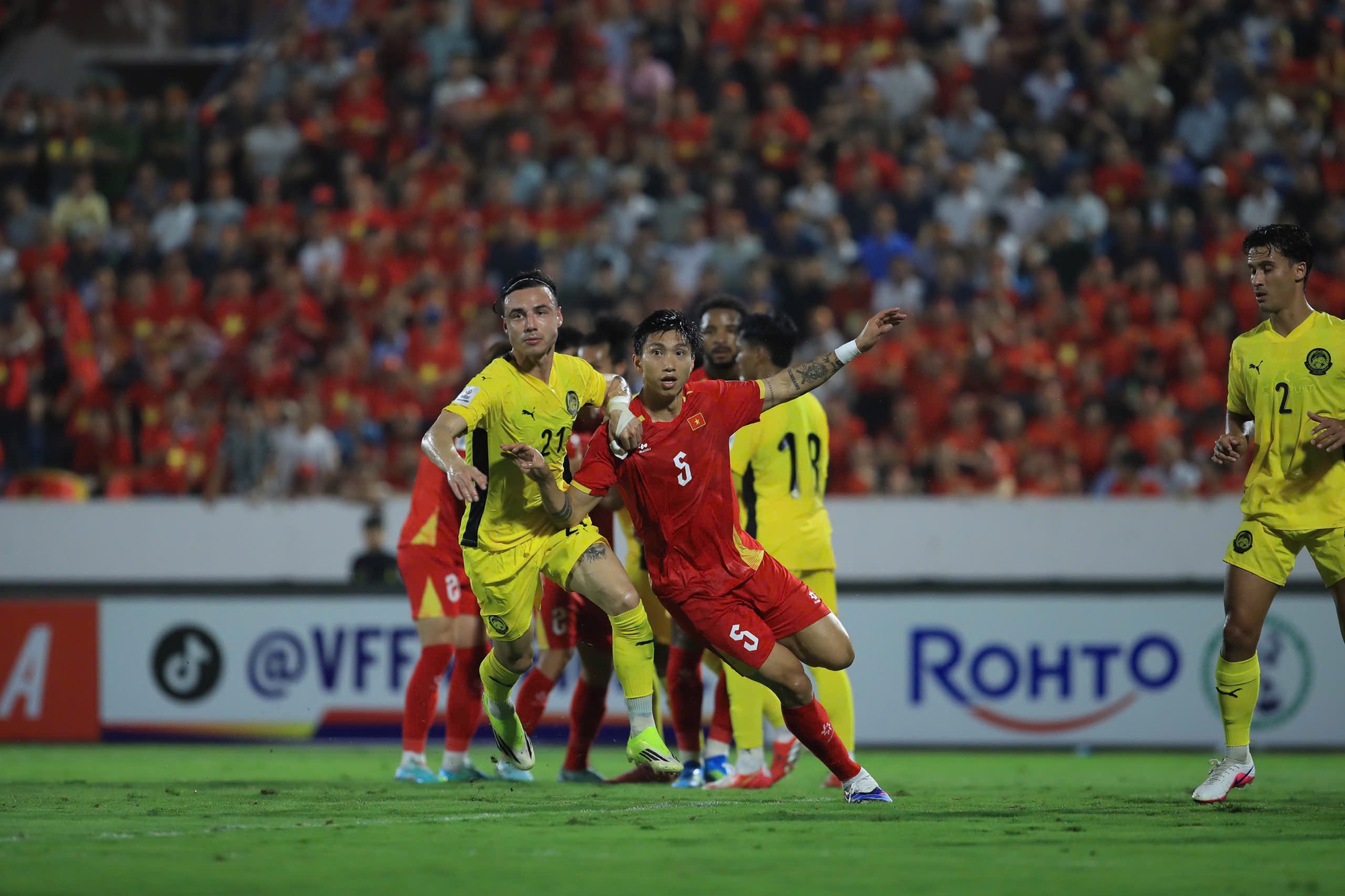 Cam thường soi cận nhan sắc thật của Do&atilde;n Hải My khi được Văn Hậu h&ocirc;n ngay tr&ecirc;n SVĐ, liệu c&oacute; kh&aacute;c ảnh tr&ecirc;n mạng?- Ảnh 4.