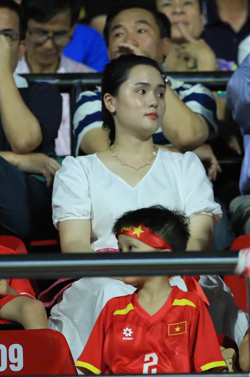 &Aacute;i nữ cựu chủ tịch CLB S&agrave;i G&ograve;n h&oacute;a n&agrave;ng thơ, chiếm trọn spotlight đi cổ vũ Duy Mạnh- Ảnh 2.