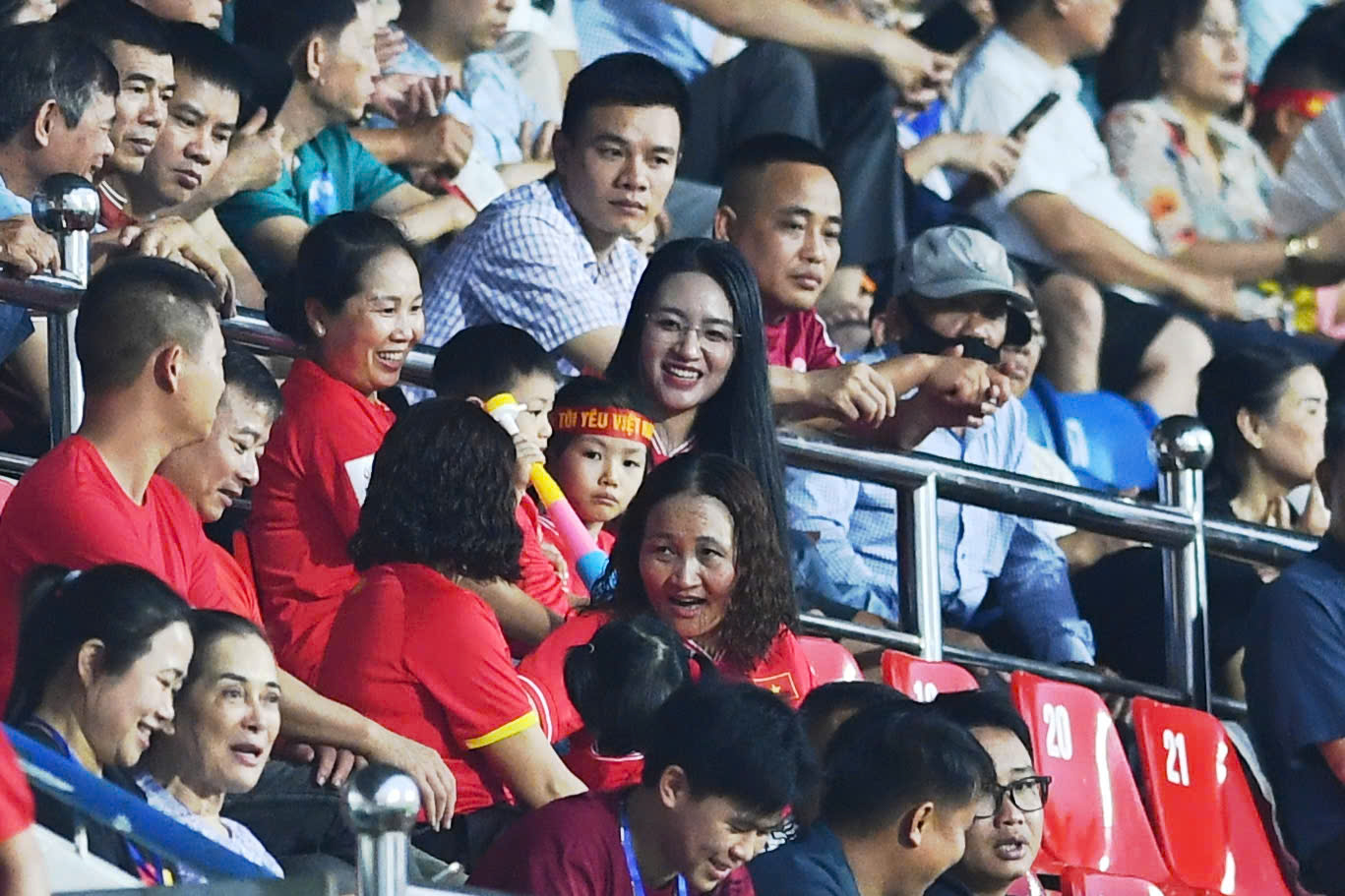 &Aacute;i nữ cựu chủ tịch CLB S&agrave;i G&ograve;n h&oacute;a n&agrave;ng thơ, chiếm trọn spotlight đi cổ vũ Duy Mạnh- Ảnh 6.