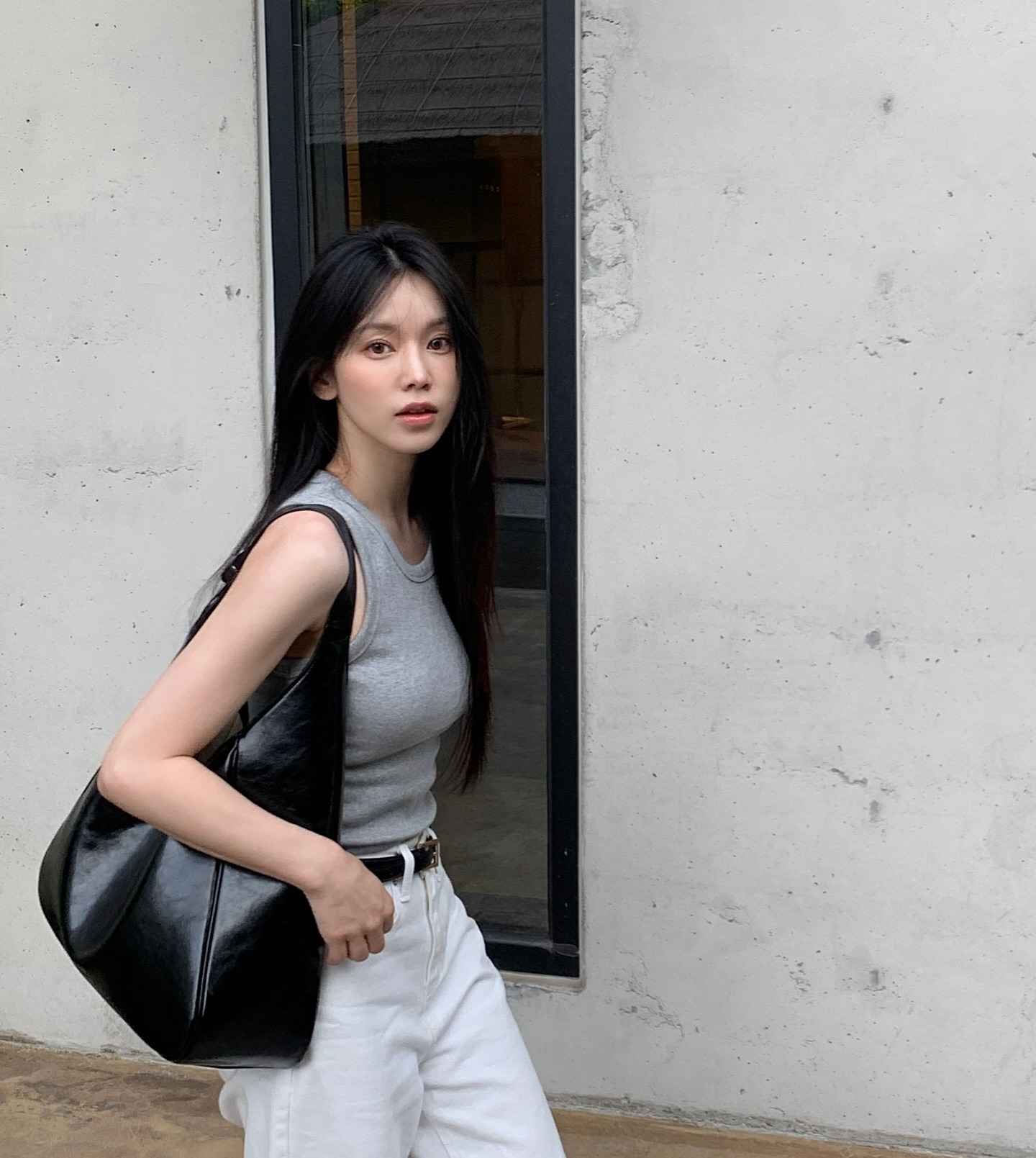 Quần m&agrave;u trắng v&agrave; be đang cực hot v&igrave; cứ mặc l&agrave; trẻ đẹp- Ảnh 7.