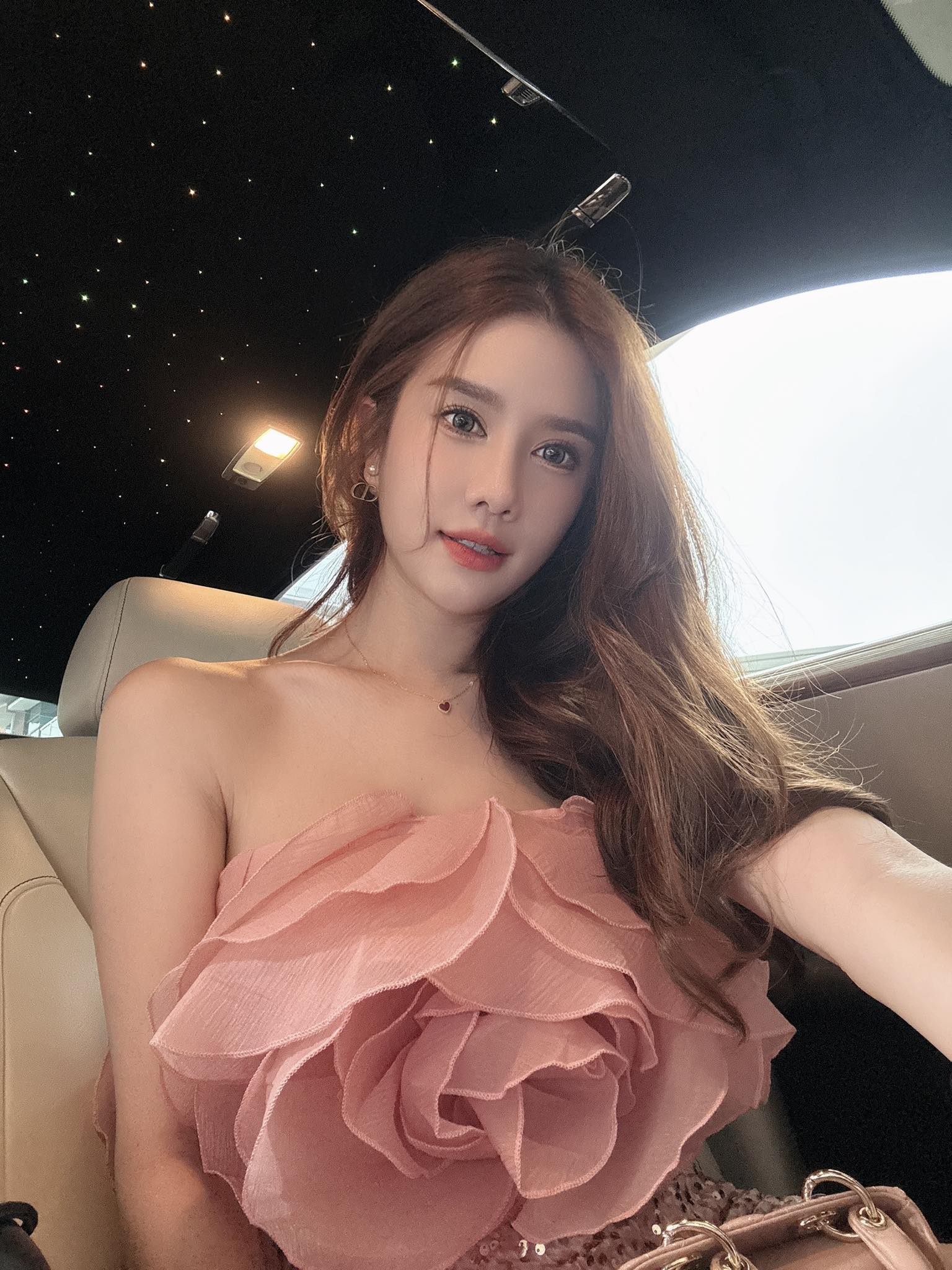 Cựu tiếp vi&ecirc;n h&agrave;ng kh&ocirc;ng đẹp như "b&uacute;p b&ecirc; sống" lấy chồng đại gia: Đang bầu lần 4, nhan sắc giờ ra sao?- Ảnh 9.