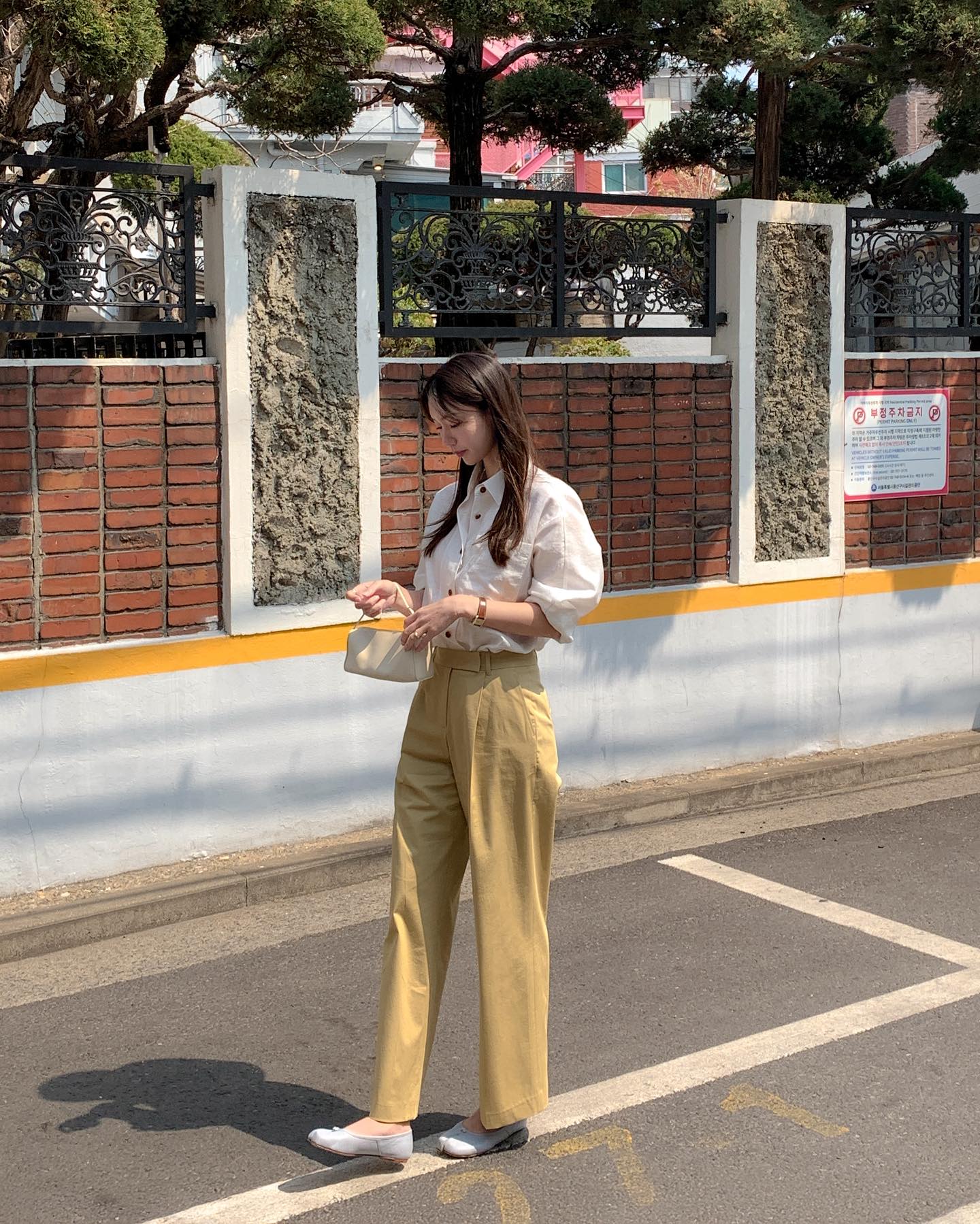 Quần m&agrave;u trắng v&agrave; be đang cực hot v&igrave; cứ mặc l&agrave; trẻ đẹp- Ảnh 5.