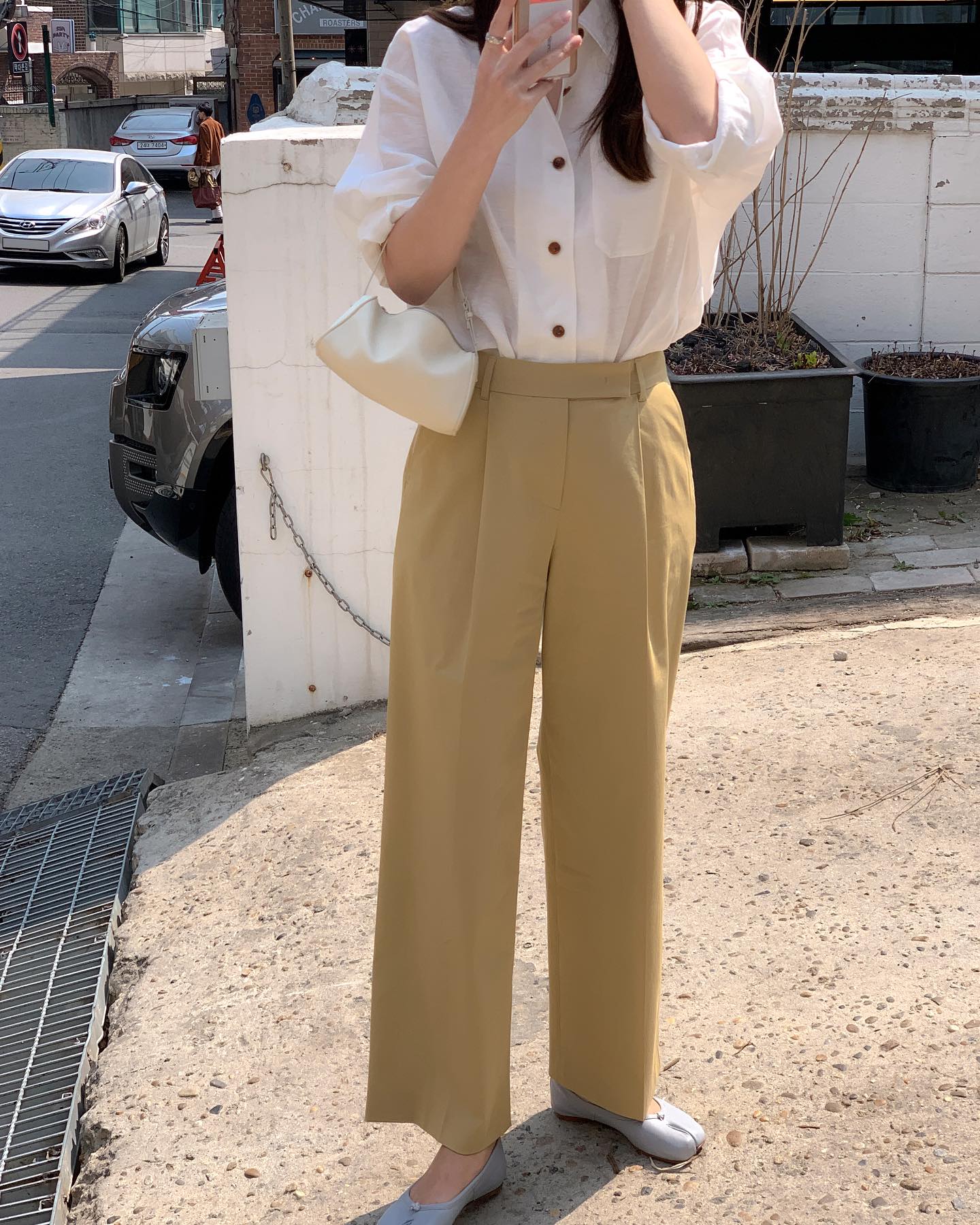 Quần m&agrave;u trắng v&agrave; be đang cực hot v&igrave; cứ mặc l&agrave; trẻ đẹp- Ảnh 6.