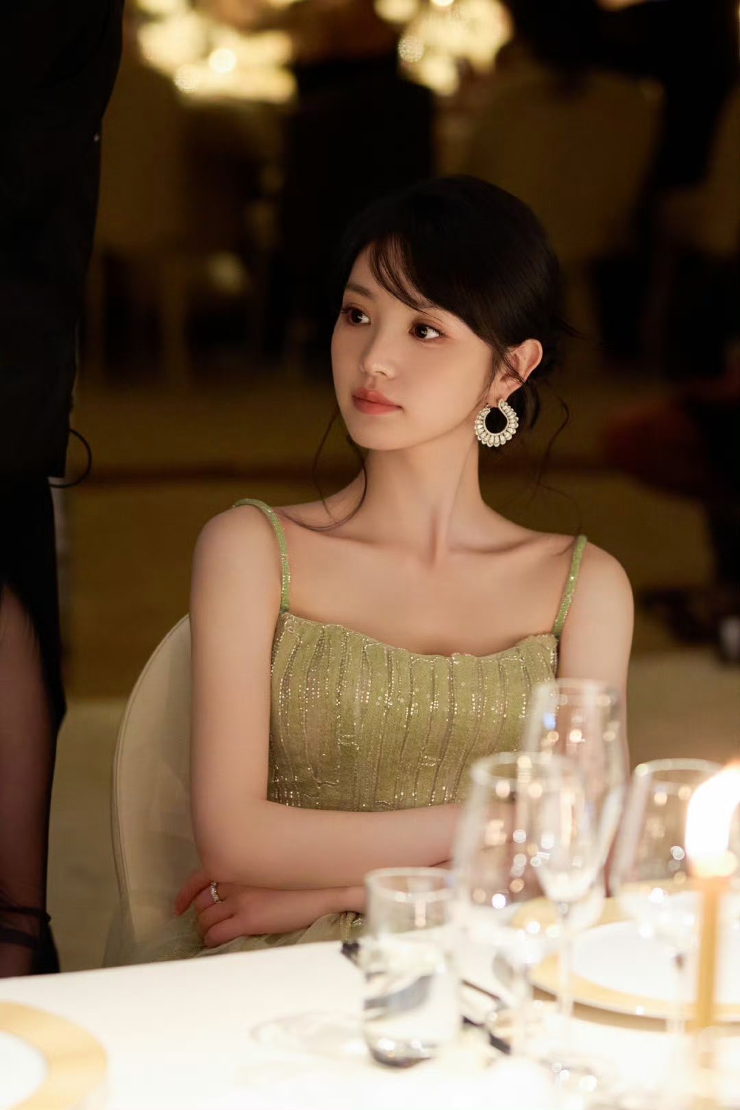 Showbiz c&oacute; mỹ nh&acirc;n &ldquo;mặt học sinh body phụ huynh&rdquo;: Mặc đẹp kh&ocirc;ng trượt lần n&agrave;o, xuất hiện ở đ&acirc;u th&igrave; nơi đ&oacute; như Milano- Ảnh 4.