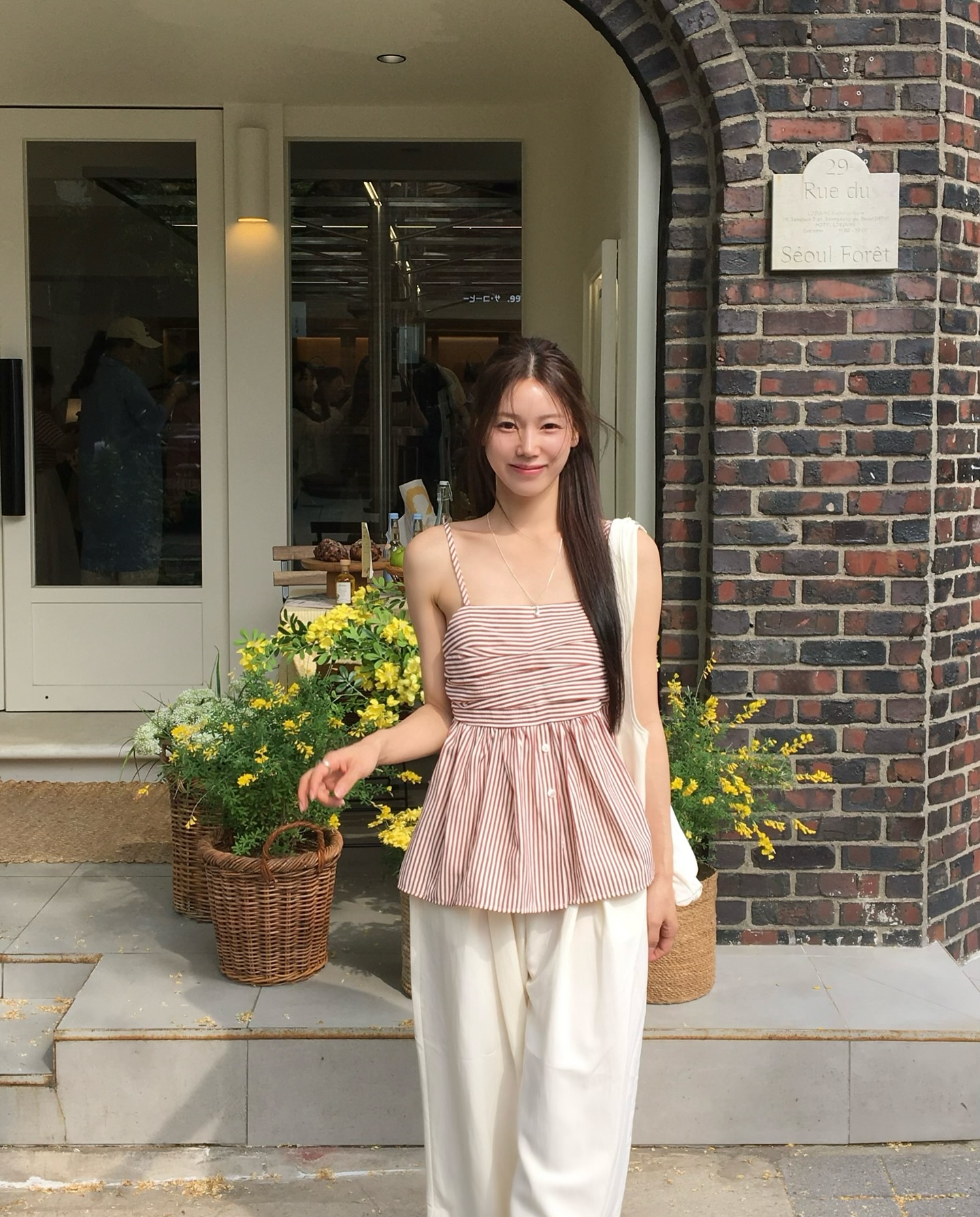 Quần m&agrave;u trắng v&agrave; be đang cực hot v&igrave; cứ mặc l&agrave; trẻ đẹp- Ảnh 3.