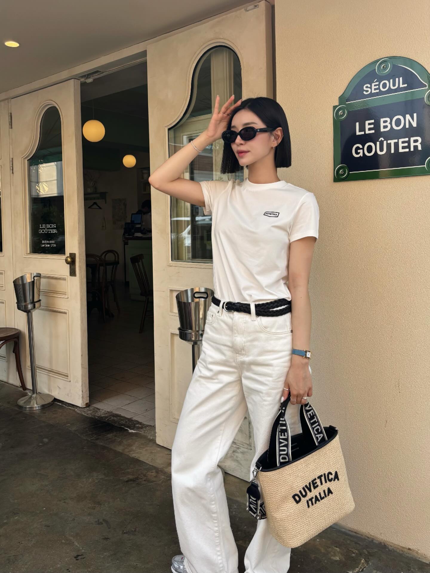 Quần m&agrave;u trắng v&agrave; be đang cực hot v&igrave; cứ mặc l&agrave; trẻ đẹp- Ảnh 9.