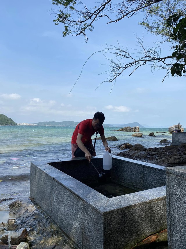 Việt Nam c&ograve;n c&oacute; một Giếng Ti&ecirc;n nữa mang t&ecirc;n vua, s&aacute;t biển nhưng nước ngọt: Du kh&aacute;ch đến thường l&agrave;m 1 việc- Ảnh 6.