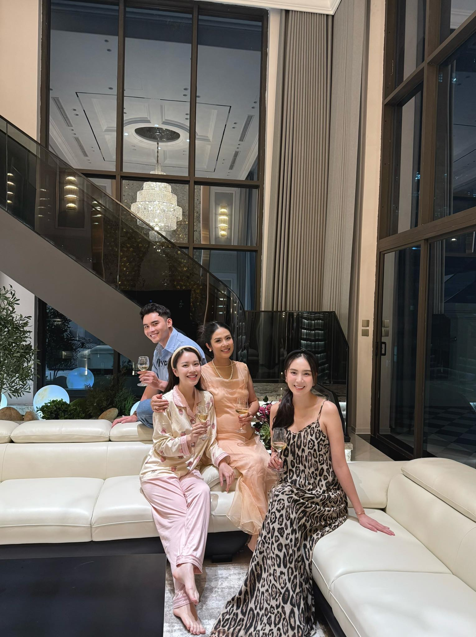 MC xinh nhất VTV bỏ thi hoa hậu, 25 tuổi l&ecirc;n xe hoa với chồng Tiến sĩ, sống sướng như "nữ ho&agrave;ng" trong dinh thự 9 tầng- Ảnh 7.