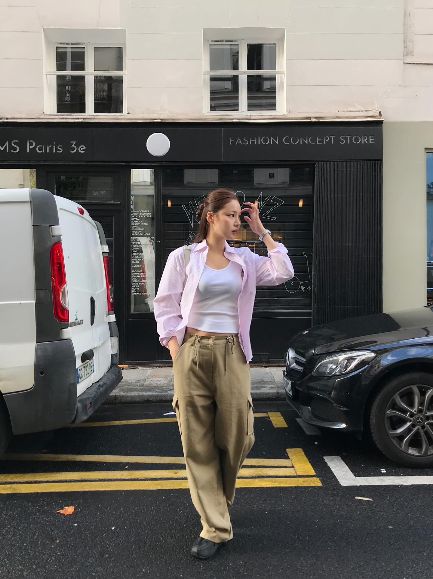 Quần m&agrave;u trắng v&agrave; be đang cực hot v&igrave; cứ mặc l&agrave; trẻ đẹp- Ảnh 8.