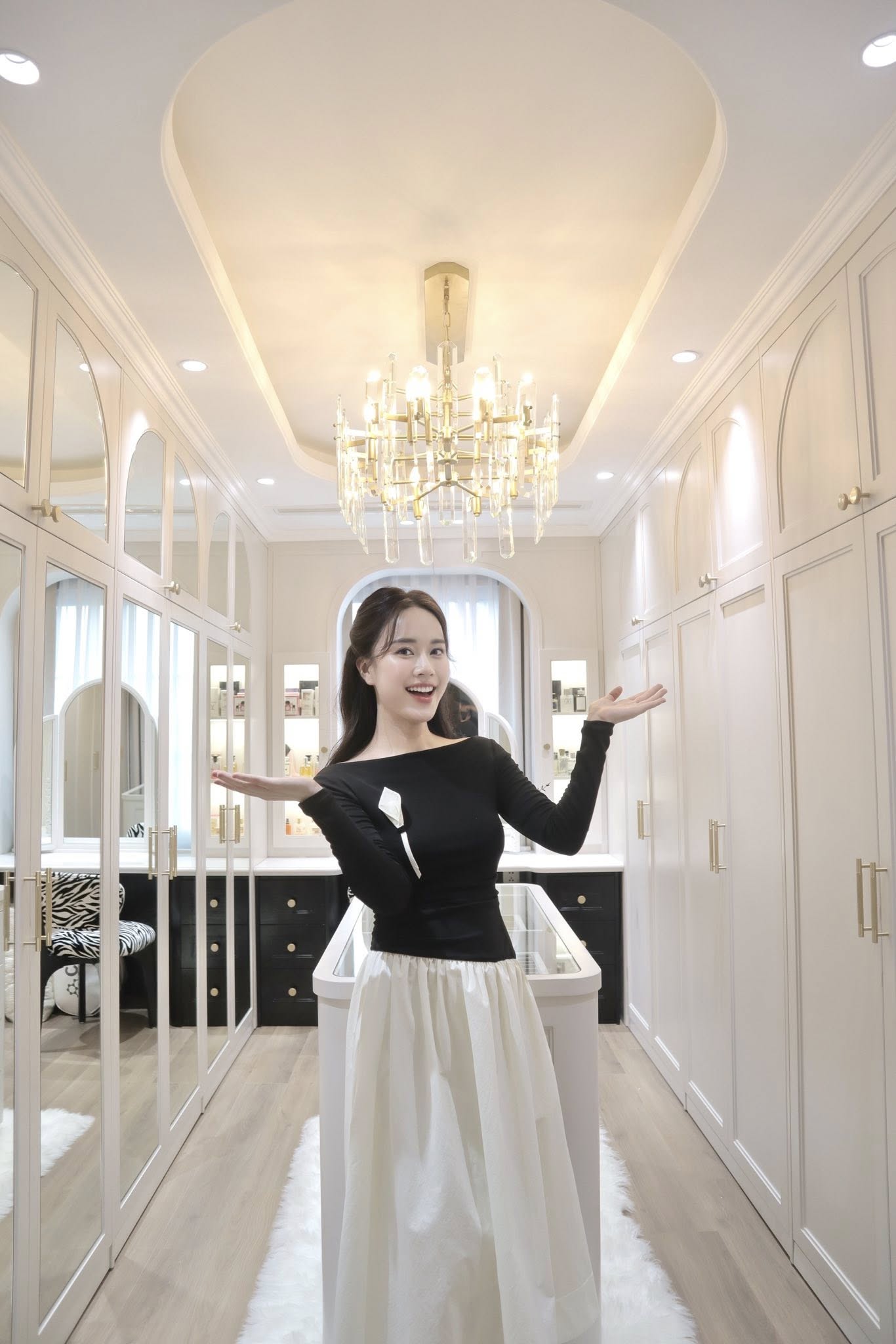 MC xinh nhất VTV bỏ thi hoa hậu, 25 tuổi l&ecirc;n xe hoa với chồng Tiến sĩ, sống sướng như "nữ ho&agrave;ng" trong dinh thự 9 tầng- Ảnh 13.