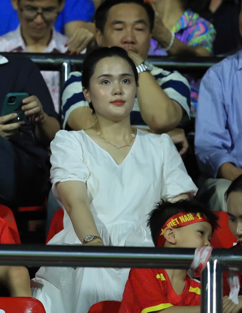 &Aacute;i nữ cựu chủ tịch CLB S&agrave;i G&ograve;n h&oacute;a n&agrave;ng thơ, chiếm trọn spotlight đi cổ vũ Duy Mạnh- Ảnh 1.