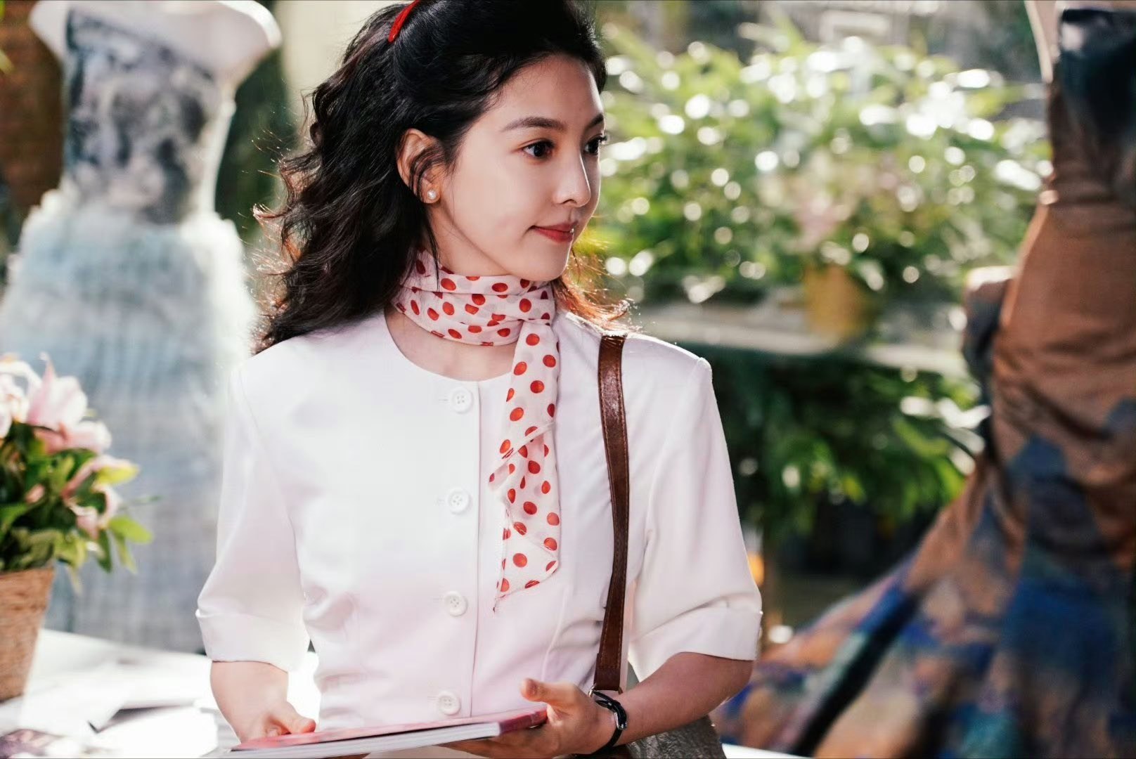 Chương Nhược Nam xinh như nữ thần trong phim mới, style thập ni&ecirc;n 90 chỉ đẹp chứ kh&ocirc;ng sến- Ảnh 8.