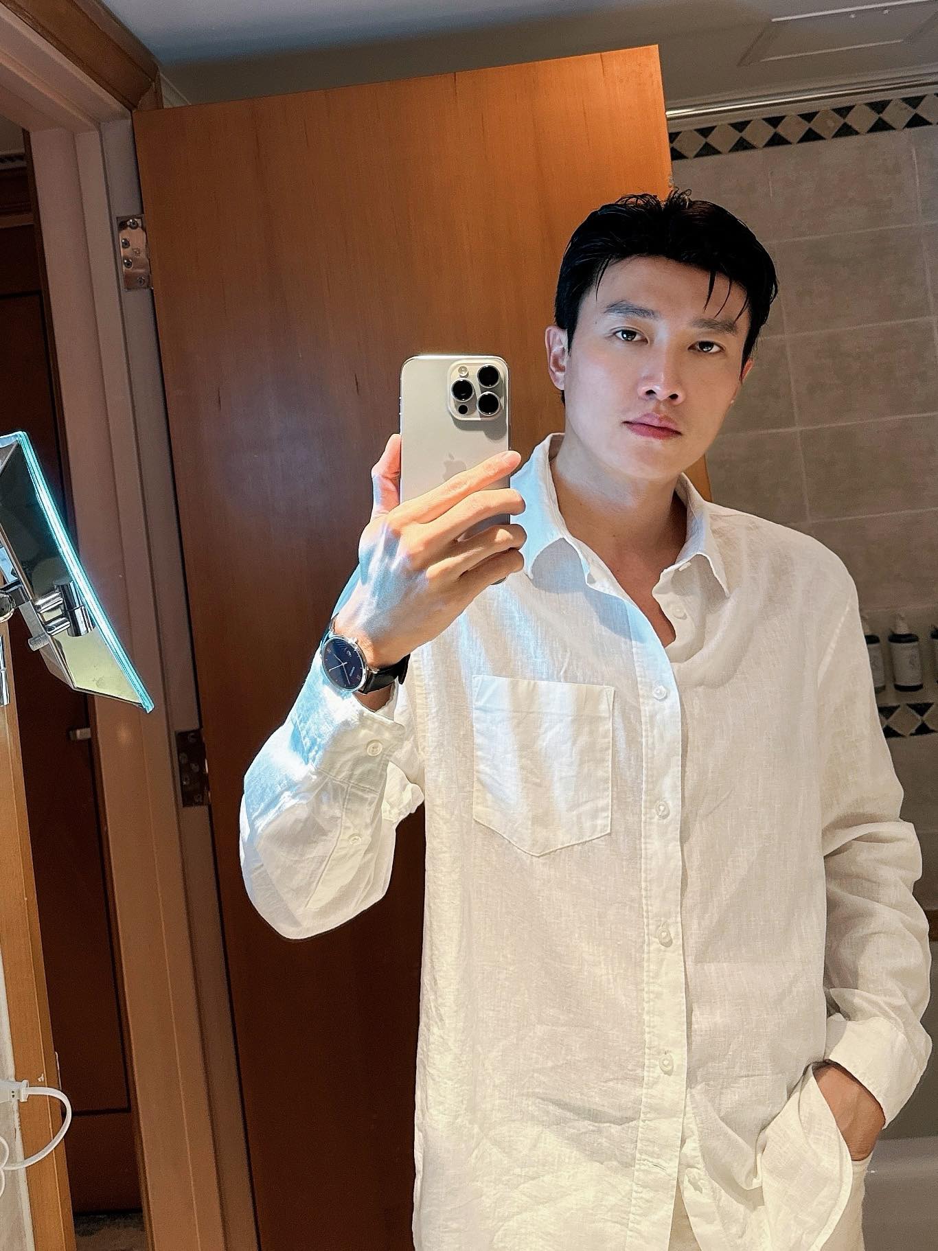 Sao nam gi&agrave;u c&oacute; nhất nh&igrave; Vbiz từng vướng tin đồn hẹn h&ograve; Lọ Lem: 