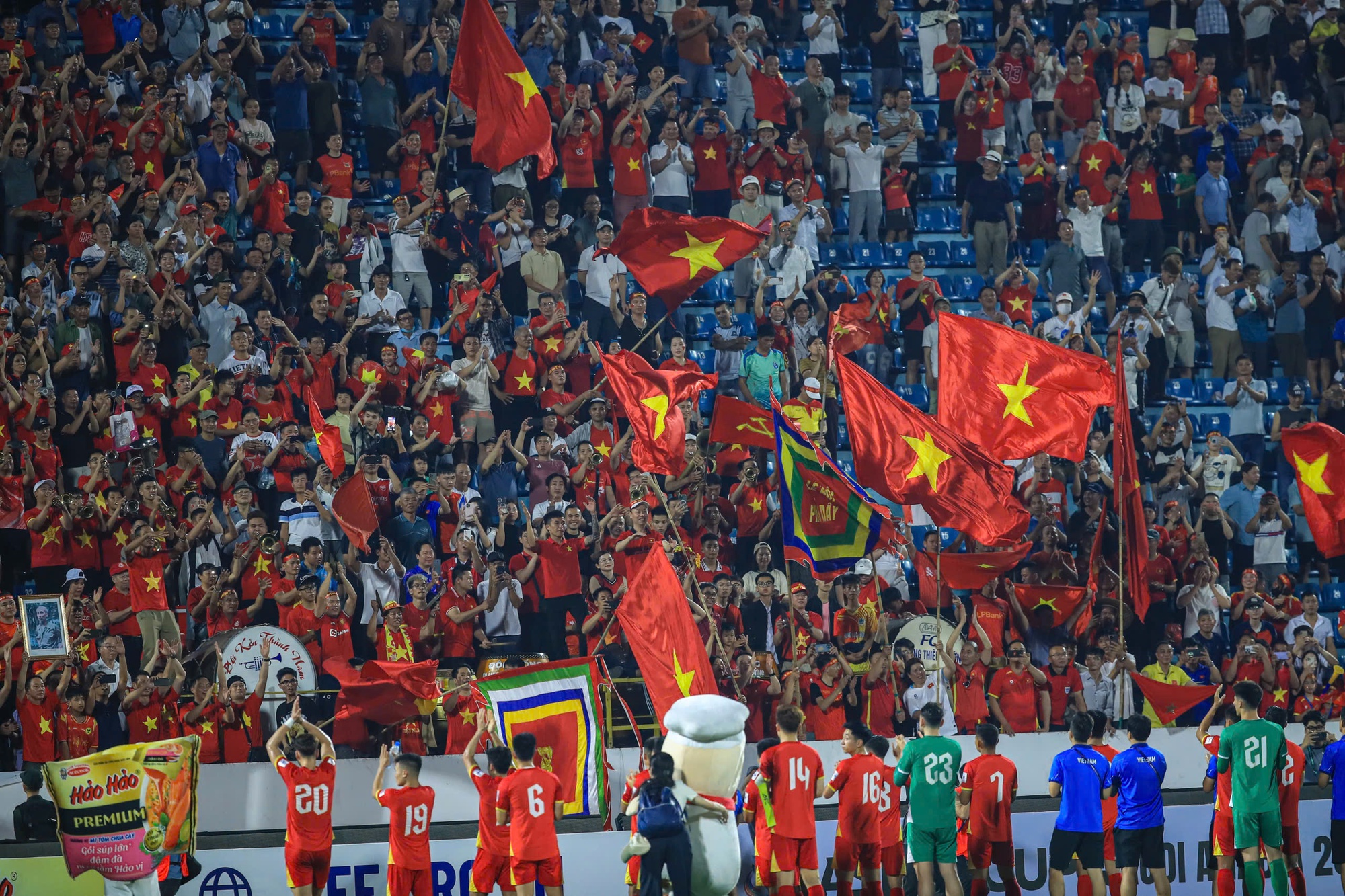 Khoảnh khắc HLV Kim Sang-sik ôm động viên từng học trò, ĐT Việt Nam chia tay nhau sau chiến thắng tưng bừng trước Malaysia- Ảnh 12. Khoảnh khắc HLV Kim Sang-sik ôm động viên từng học trò, ĐT Việt Nam chia tay nhau sau chiến thắng tưng bừng trước Malaysia- Ảnh 12.