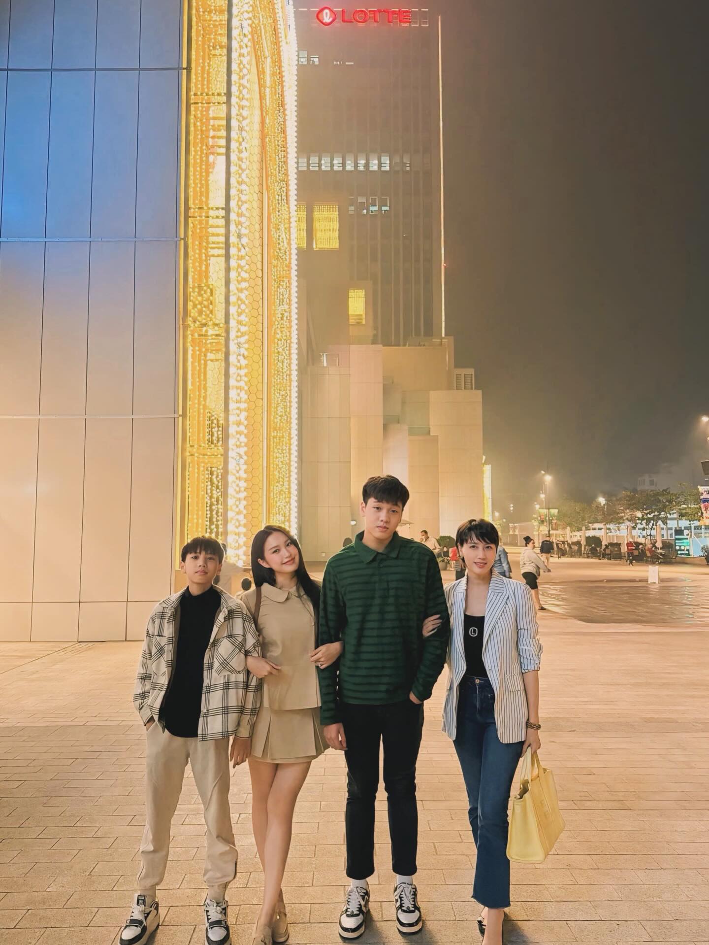 "Cam thường" bắt cận visual trẻ đẹp kh&ocirc;ng tuổi của mẹ vợ hot nhất l&agrave;ng b&oacute;ng đ&aacute; khi c&ugrave;ng Do&atilde;n Hải My đi cổ vũ Văn Hậu- Ảnh 2.