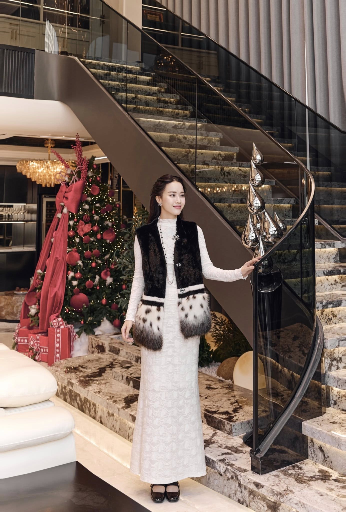 MC xinh nhất VTV bỏ thi hoa hậu, 25 tuổi l&ecirc;n xe hoa với chồng Tiến sĩ, sống sướng như "nữ ho&agrave;ng" trong dinh thự 9 tầng- Ảnh 12.