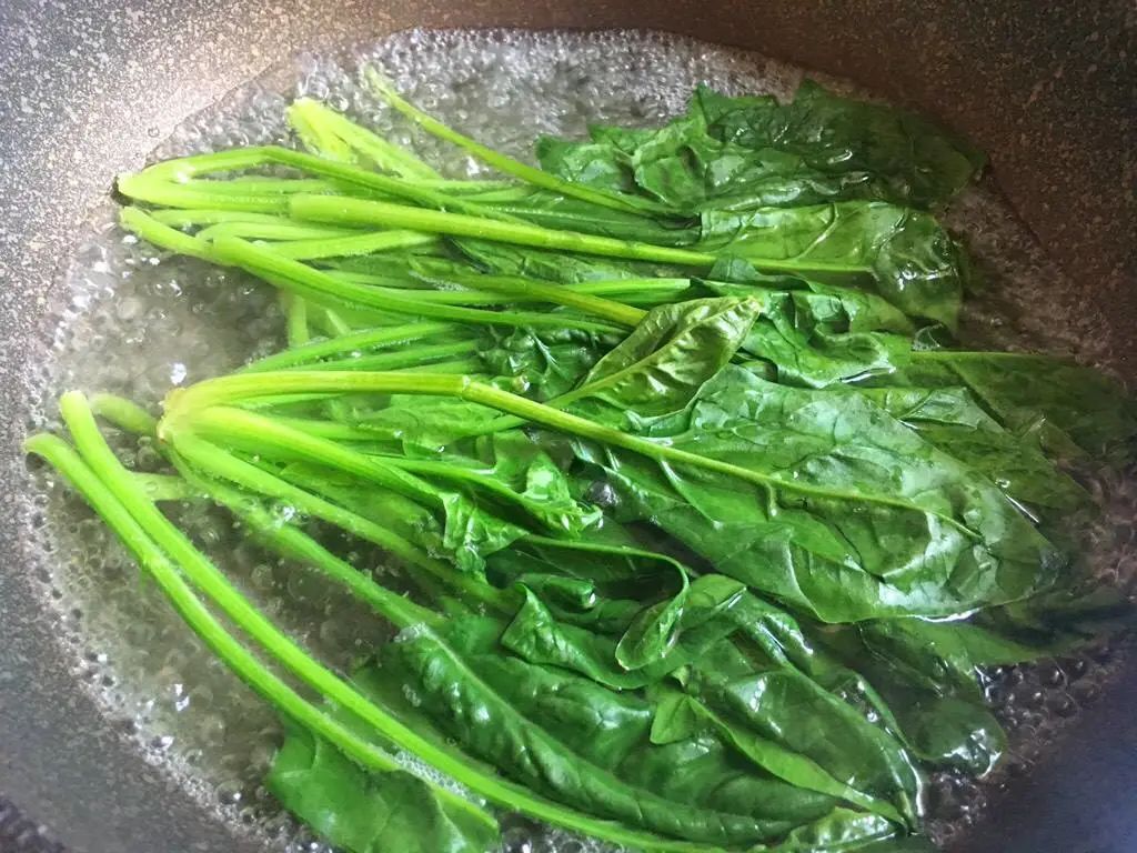 6 thực phẩm "ph&aacute; thận" hơn bia rượu nhưng quen thuộc tr&ecirc;n b&agrave;n ăn: 1 loại rau ai cũng tưởng tốt cũng kh&ocirc;ng tho&aacute;t "tội"- Ảnh 1.