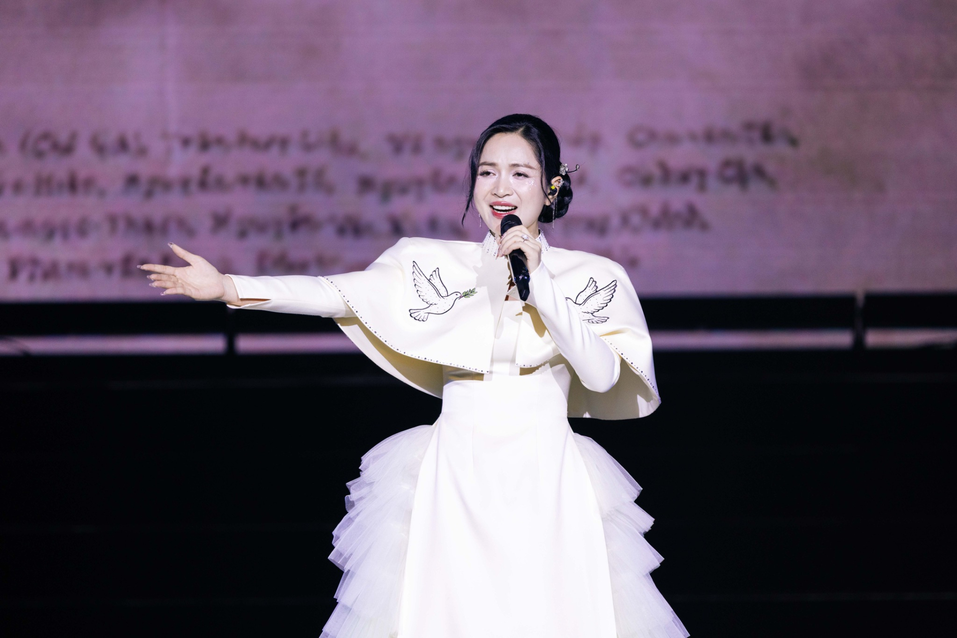 Giọng ca Nhạc viện phải xin lỗi v&igrave; h&aacute;t nh&eacute;p: Nổi tiếng bằng hit 10 tỷ views, khoảnh khắc &ldquo;lộ tẩy&rdquo; xấu hổ khắp c&otilde;i mạng- Ảnh 1.