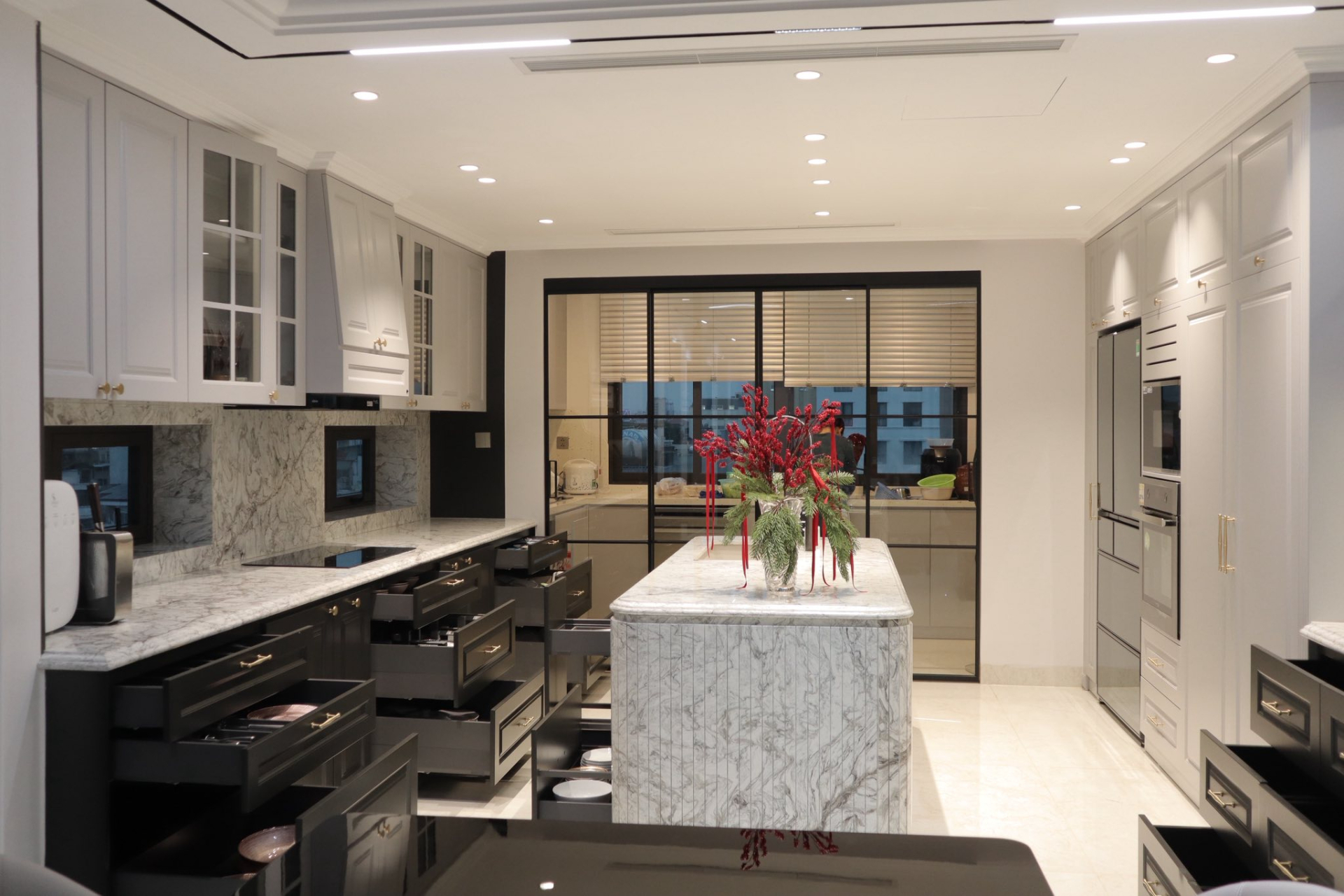 MC xinh nhất VTV bỏ thi hoa hậu, 25 tuổi l&ecirc;n xe hoa với chồng Tiến sĩ, sống sướng như "nữ ho&agrave;ng" trong dinh thự 9 tầng- Ảnh 9.