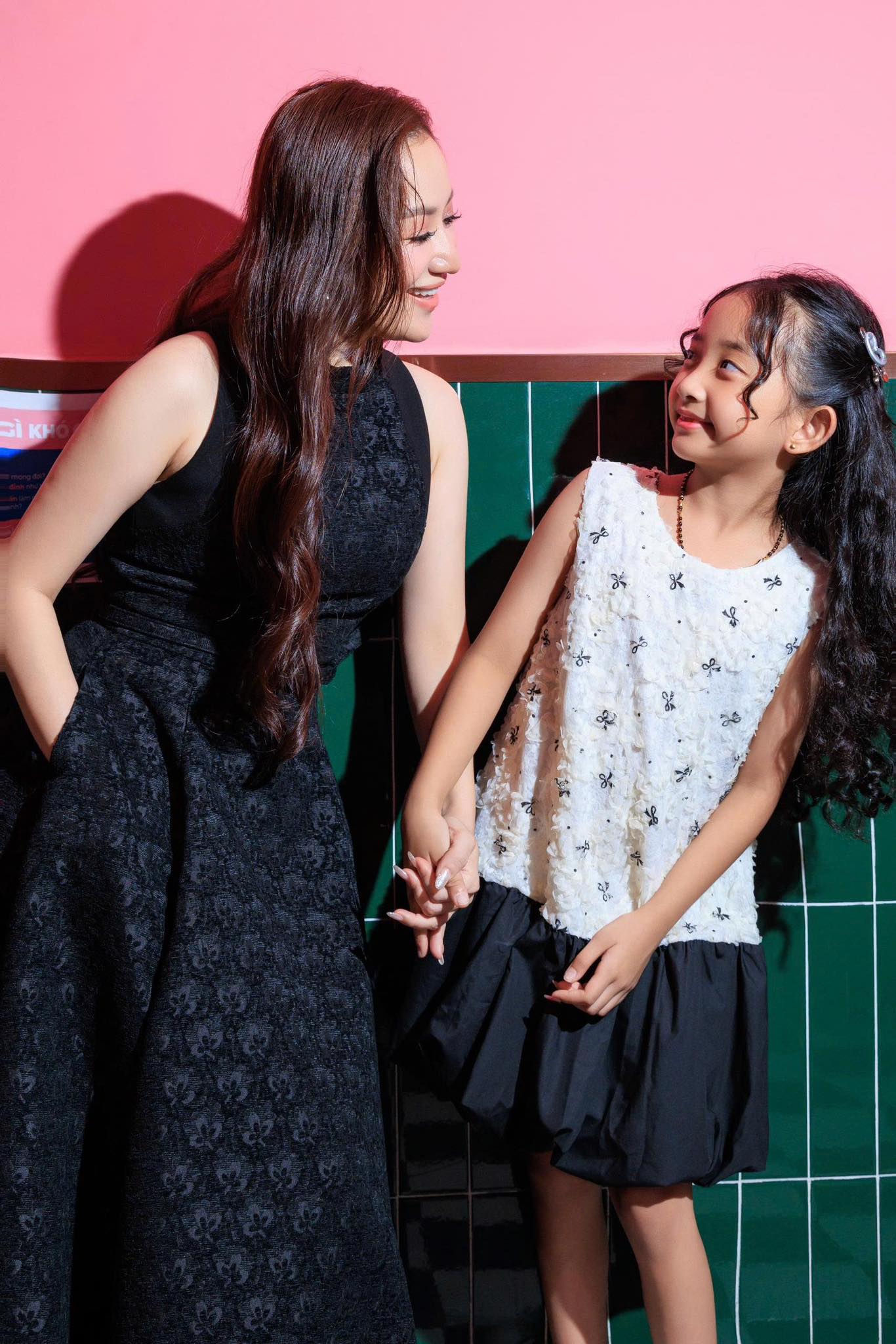 Lisa nh&agrave; Kh&aacute;nh Thi - Phan Hiển qu&aacute; xinh y&ecirc;u nhưng visual chị g&aacute;i Anna cũng nổi bật k&eacute;m g&igrave;- Ảnh 5.