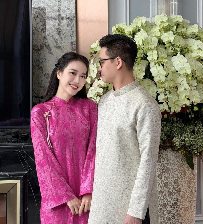 MC xinh nhất VTV bỏ thi hoa hậu, 25 tuổi l&ecirc;n xe hoa với chồng Tiến sĩ, sống sướng như "nữ ho&agrave;ng" trong dinh thự 9 tầng- Ảnh 4.