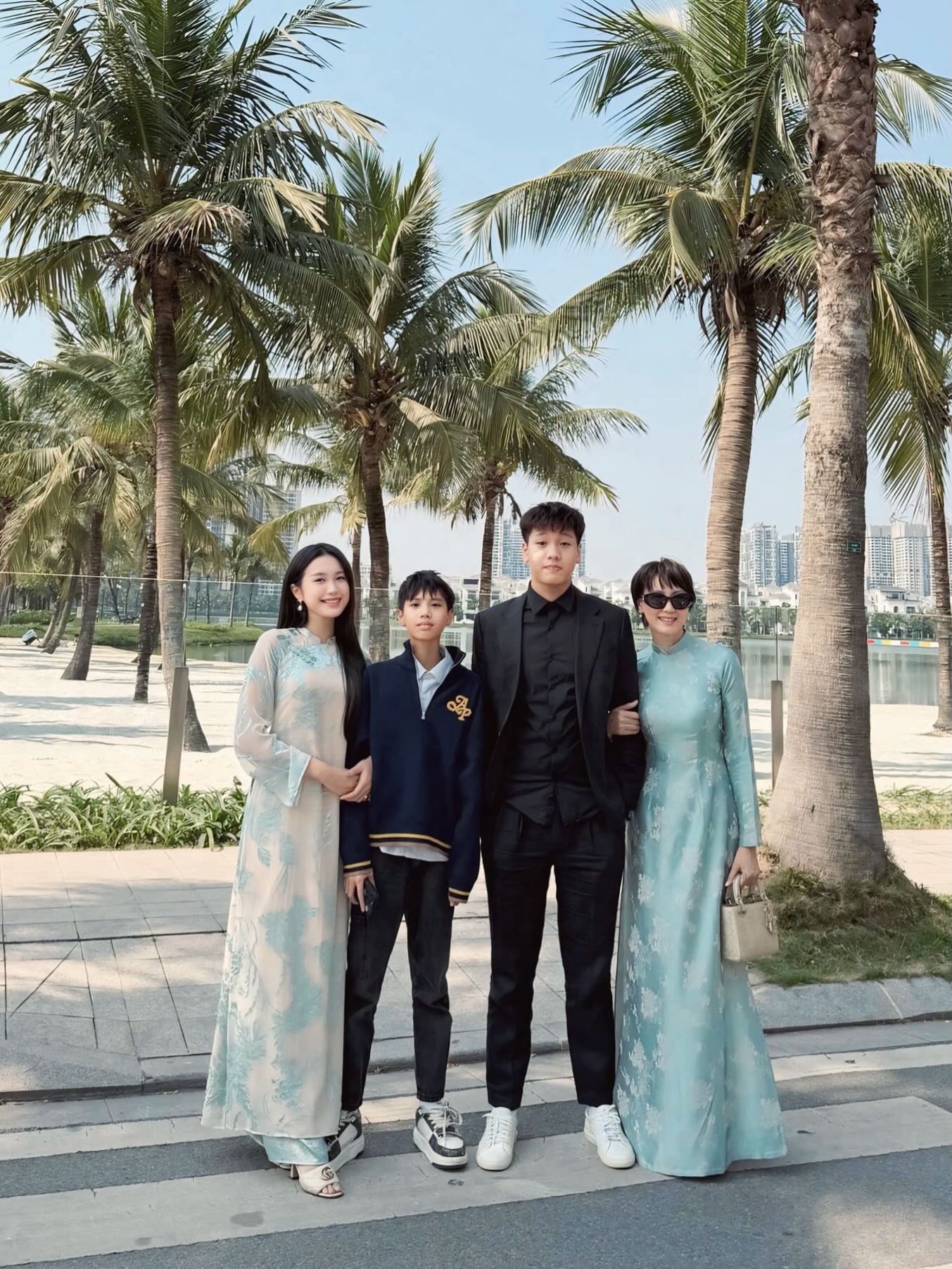 "Cam thường" bắt cận visual trẻ đẹp kh&ocirc;ng tuổi của mẹ vợ hot nhất l&agrave;ng b&oacute;ng đ&aacute; khi c&ugrave;ng Do&atilde;n Hải My đi cổ vũ Văn Hậu- Ảnh 3.