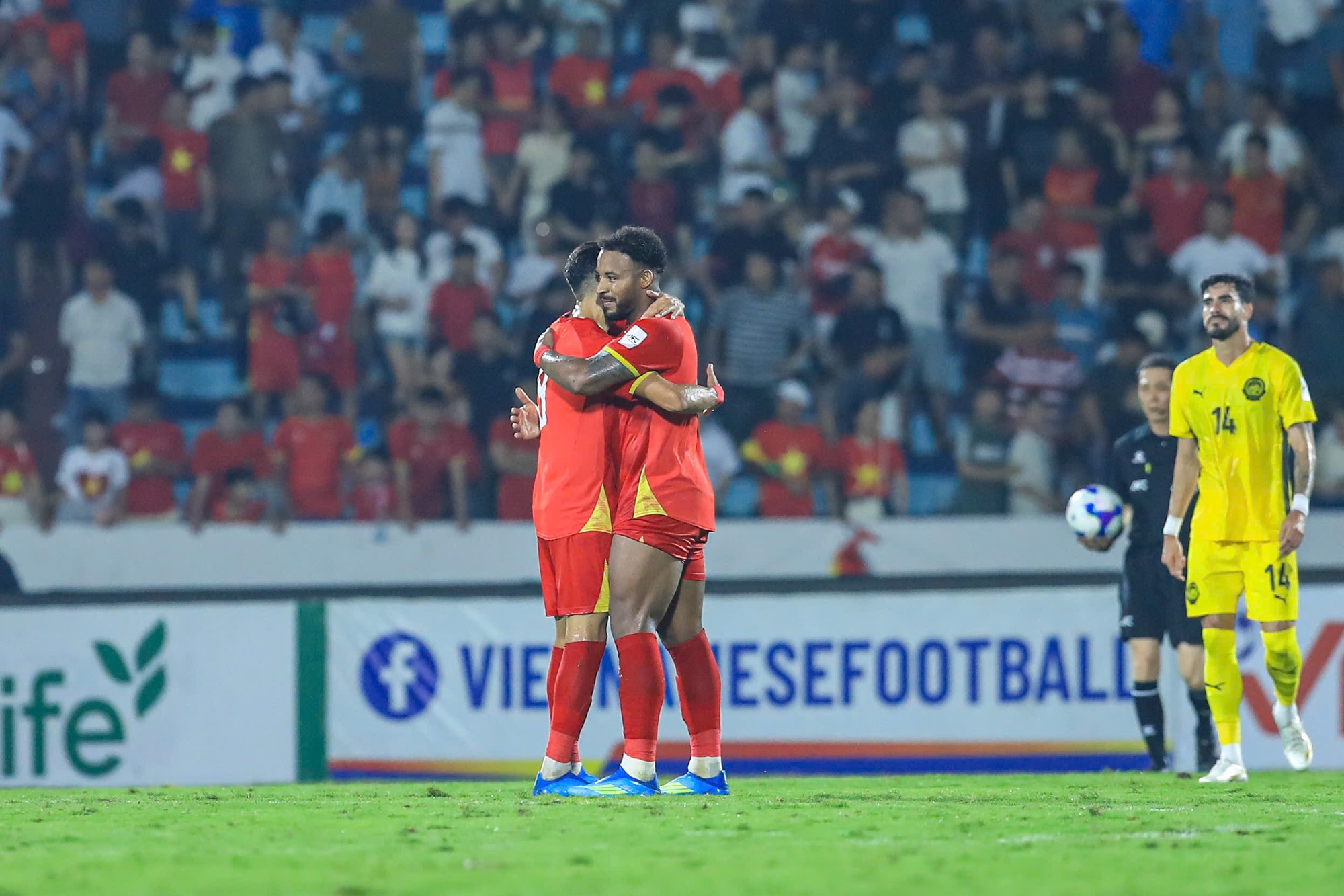 Khoảnh khắc HLV Kim Sang-sik ôm động viên từng học trò, ĐT Việt Nam chia tay nhau sau chiến thắng tưng bừng trước Malaysia- Ảnh 9. Khoảnh khắc HLV Kim Sang-sik ôm động viên từng học trò, ĐT Việt Nam chia tay nhau sau chiến thắng tưng bừng trước Malaysia- Ảnh 9.