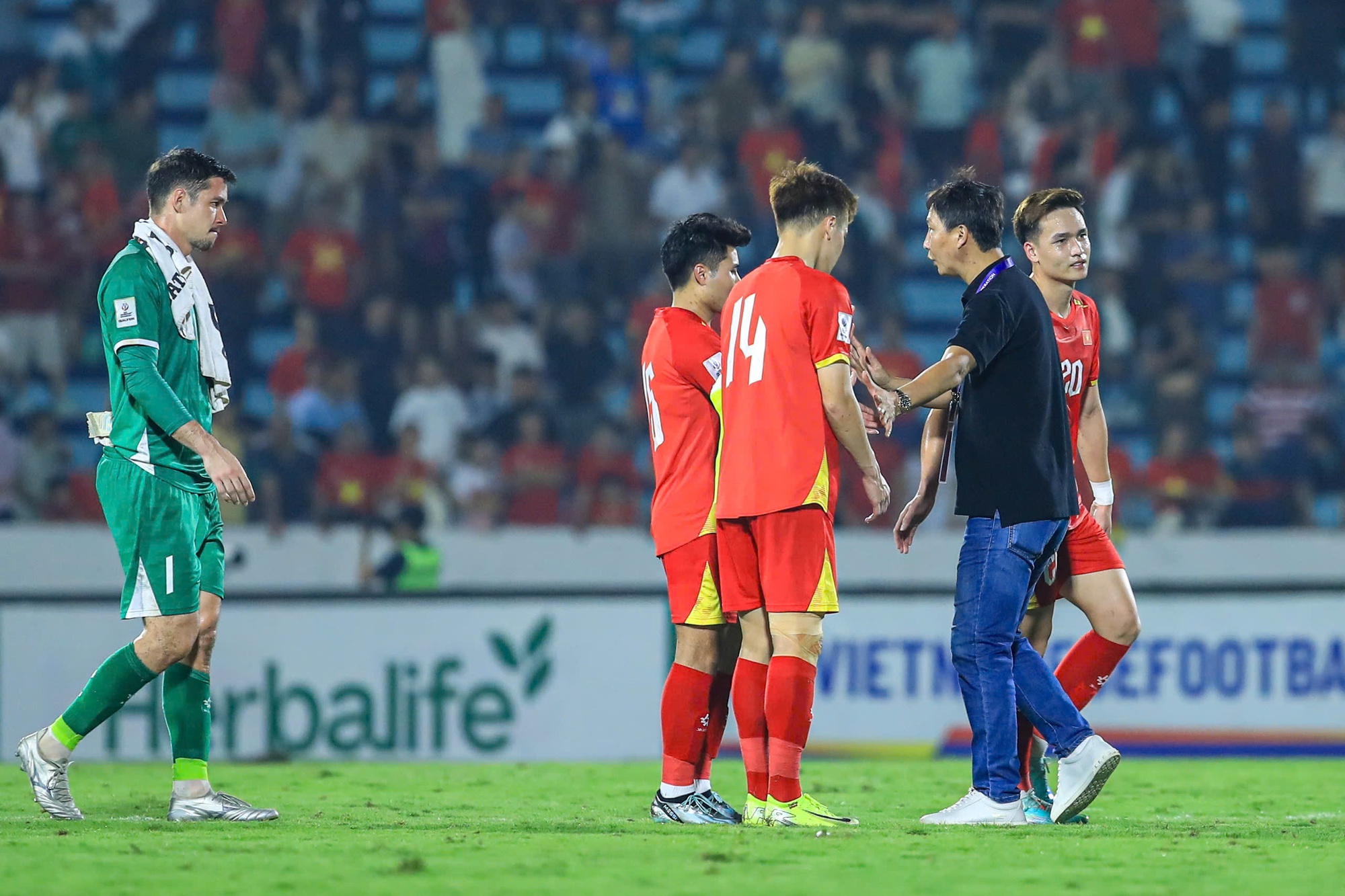 Khoảnh khắc HLV Kim Sang-sik ôm động viên từng học trò, ĐT Việt Nam chia tay nhau sau chiến thắng tưng bừng trước Malaysia- Ảnh 6. Khoảnh khắc HLV Kim Sang-sik ôm động viên từng học trò, ĐT Việt Nam chia tay nhau sau chiến thắng tưng bừng trước Malaysia- Ảnh 6.