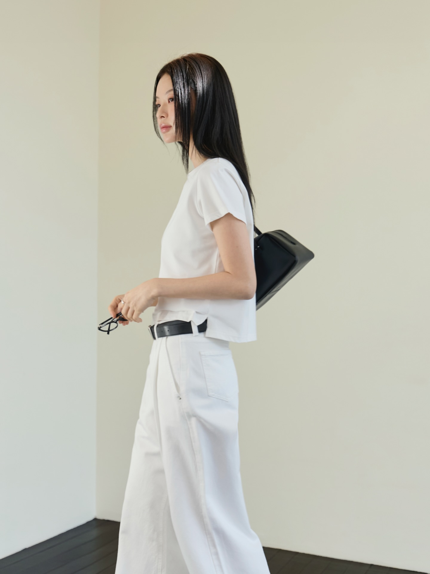 Quần m&agrave;u trắng v&agrave; be đang cực hot v&igrave; cứ mặc l&agrave; trẻ đẹp- Ảnh 10.