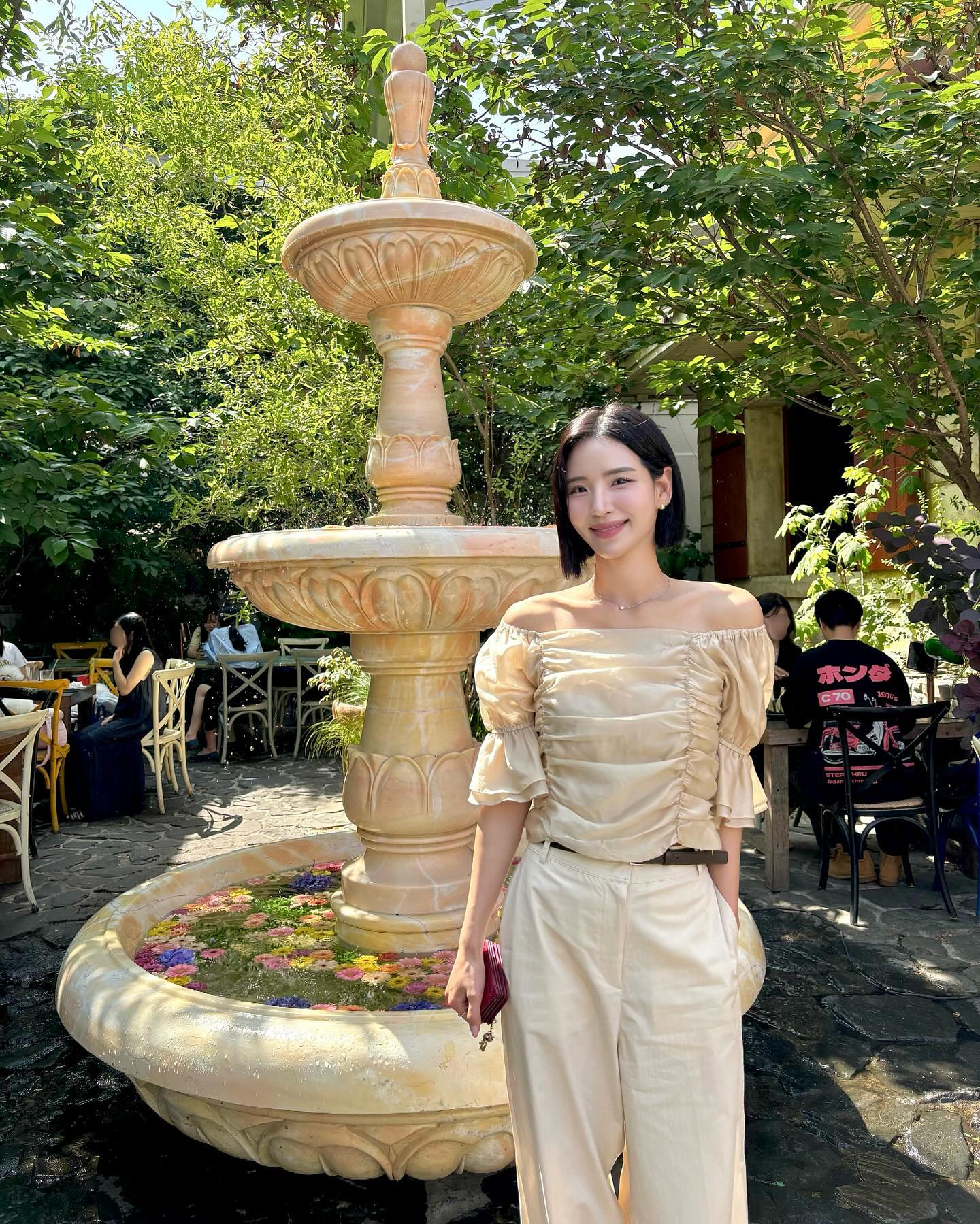 Quần m&agrave;u trắng v&agrave; be đang cực hot v&igrave; cứ mặc l&agrave; trẻ đẹp- Ảnh 1.