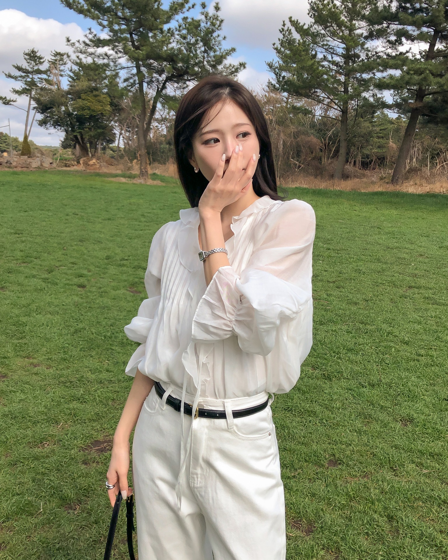 Quần m&agrave;u trắng v&agrave; be đang cực hot v&igrave; cứ mặc l&agrave; trẻ đẹp- Ảnh 2.