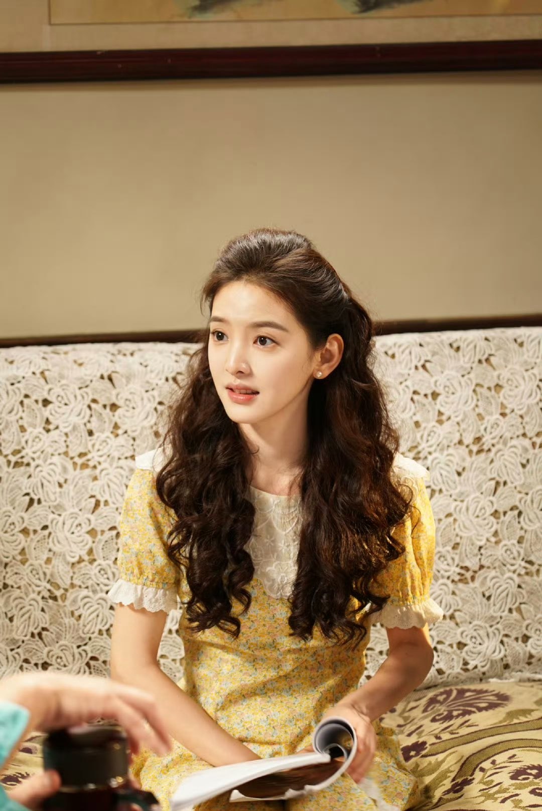 Chương Nhược Nam xinh như nữ thần trong phim mới, style thập ni&ecirc;n 90 chỉ đẹp chứ kh&ocirc;ng sến- Ảnh 9.