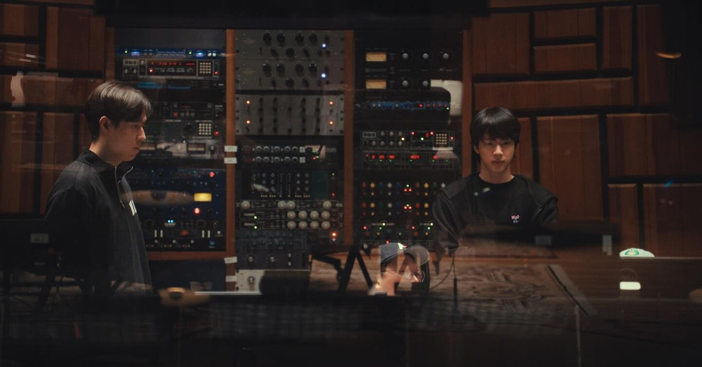 Đặc quyền của đạo diễn Bảo Nguyễn khi l&agrave;m phim về BTS- Ảnh 11.