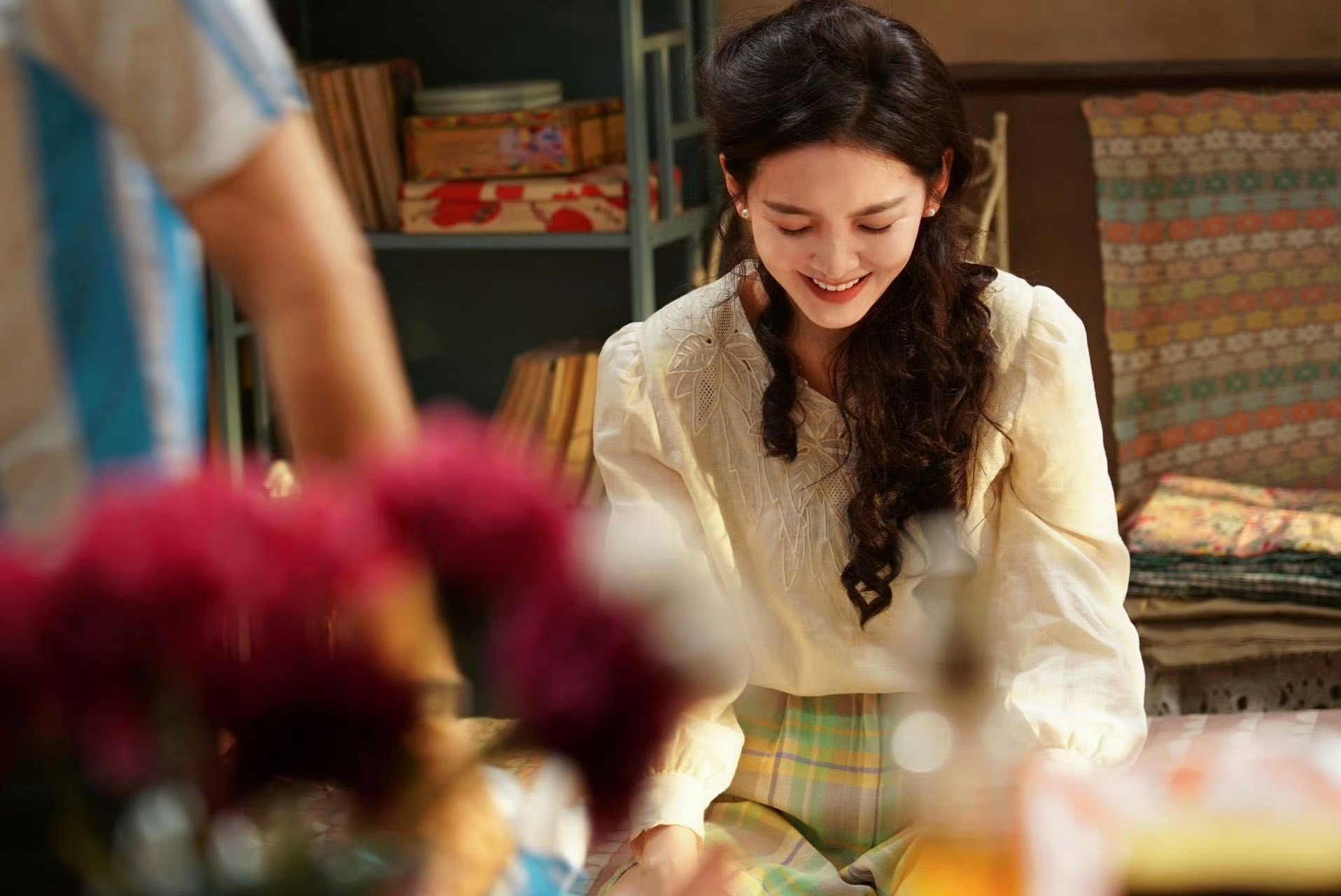 Chương Nhược Nam xinh như nữ thần trong phim mới, style thập ni&ecirc;n 90 chỉ đẹp chứ kh&ocirc;ng sến- Ảnh 7.