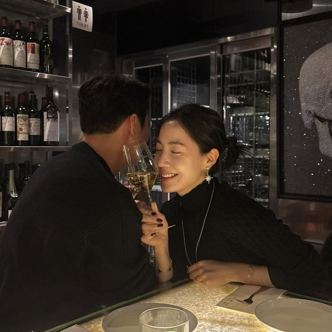 Hwayoung (cựu th&agrave;nh vi&ecirc;n T-ara) kết h&ocirc;n với doanh nh&acirc;n hơn 3 tuổi, vừa tung ảnh chồng nhưng chỉ c&oacute; 1000 like- Ảnh 2.