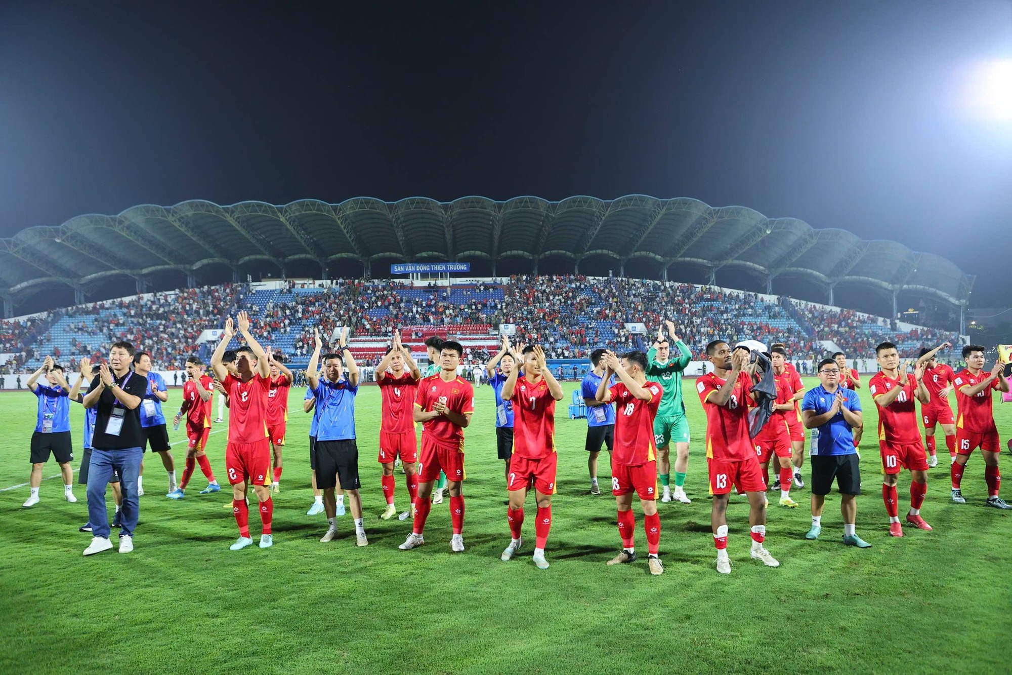 Khoảnh khắc HLV Kim Sang-sik ôm động viên từng học trò, ĐT Việt Nam chia tay nhau sau chiến thắng tưng bừng trước Malaysia- Ảnh 1. Khoảnh khắc HLV Kim Sang-sik ôm động viên từng học trò, ĐT Việt Nam chia tay nhau sau chiến thắng tưng bừng trước Malaysia- Ảnh 1.