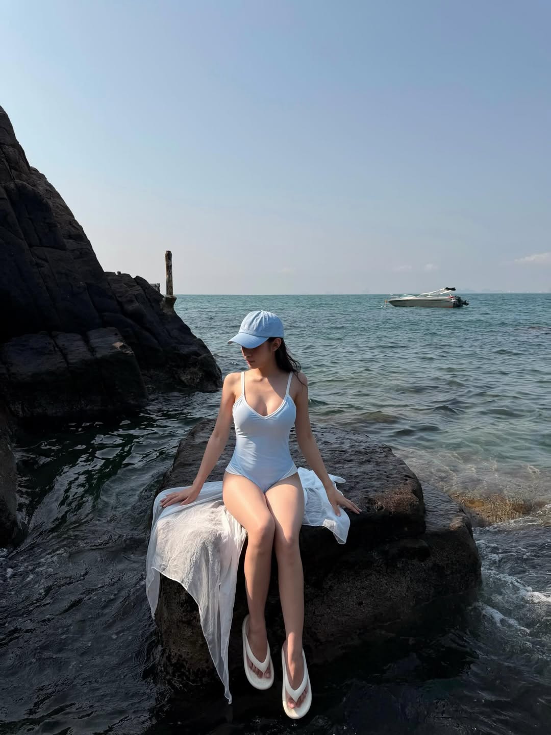 "N&agrave;ng thơ" 3,8 triệu người theo d&otilde;i diện bikini gợi cảm, khoe ảnh "t&igrave;nh bể b&igrave;nh" b&ecirc;n cầu thủ U23 Việt Nam- Ảnh 4.