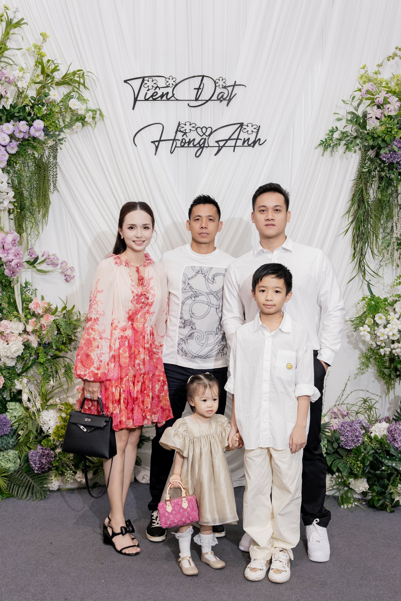 &Aacute;i nữ cựu Chủ tịch CLB S&agrave;i G&ograve;n x&aacute;ch t&uacute;i hiệu nửa tỷ s&aacute;nh vai Văn Quyết đi ăn cưới- Ảnh 1.