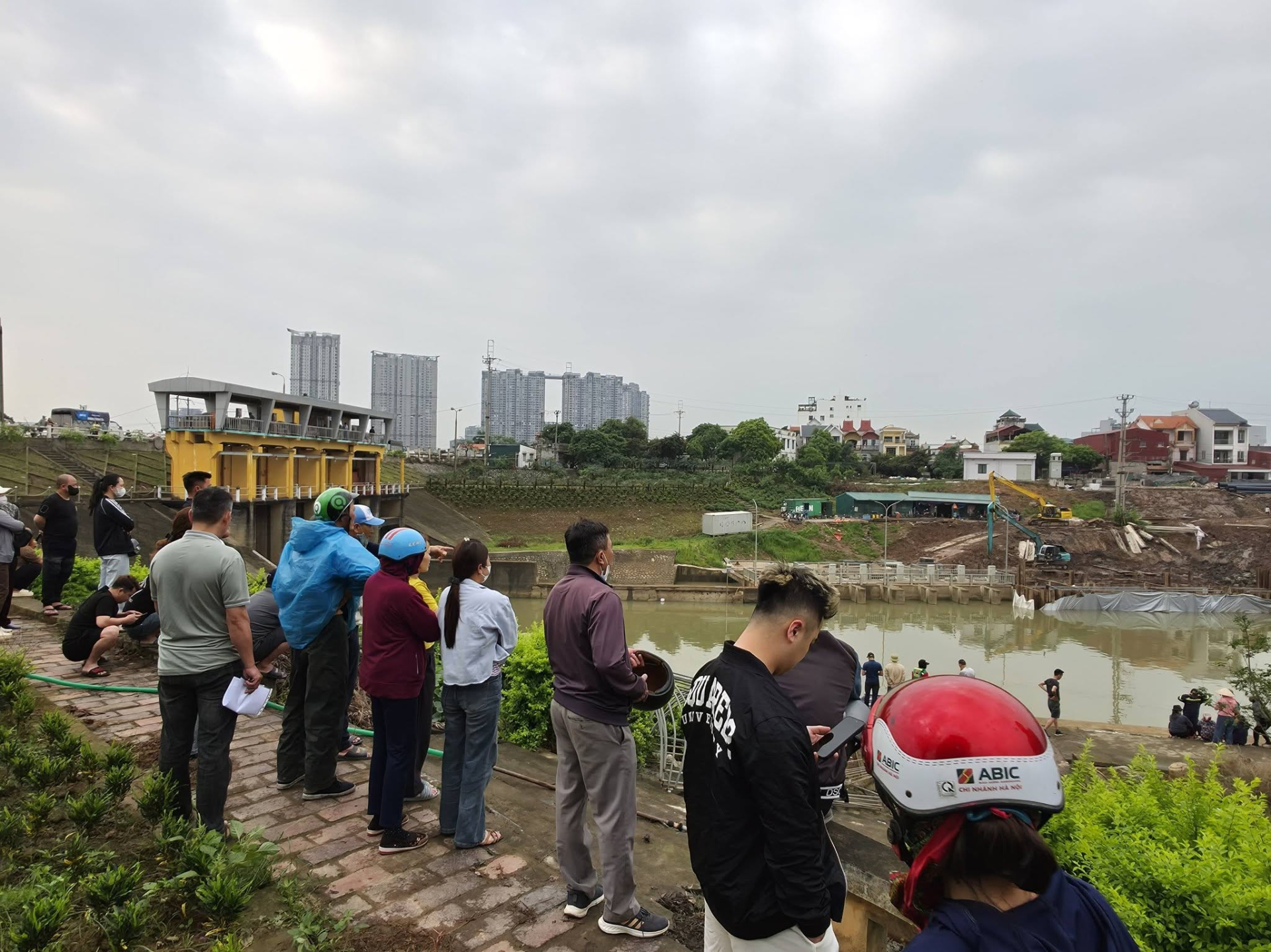 Hiện trường trong đ&ecirc;m t&igrave;m kiếm 3 mẹ con nghi nhảy s&ocirc;ng Hồng ở Hưng Y&ecirc;n- Ảnh 8.