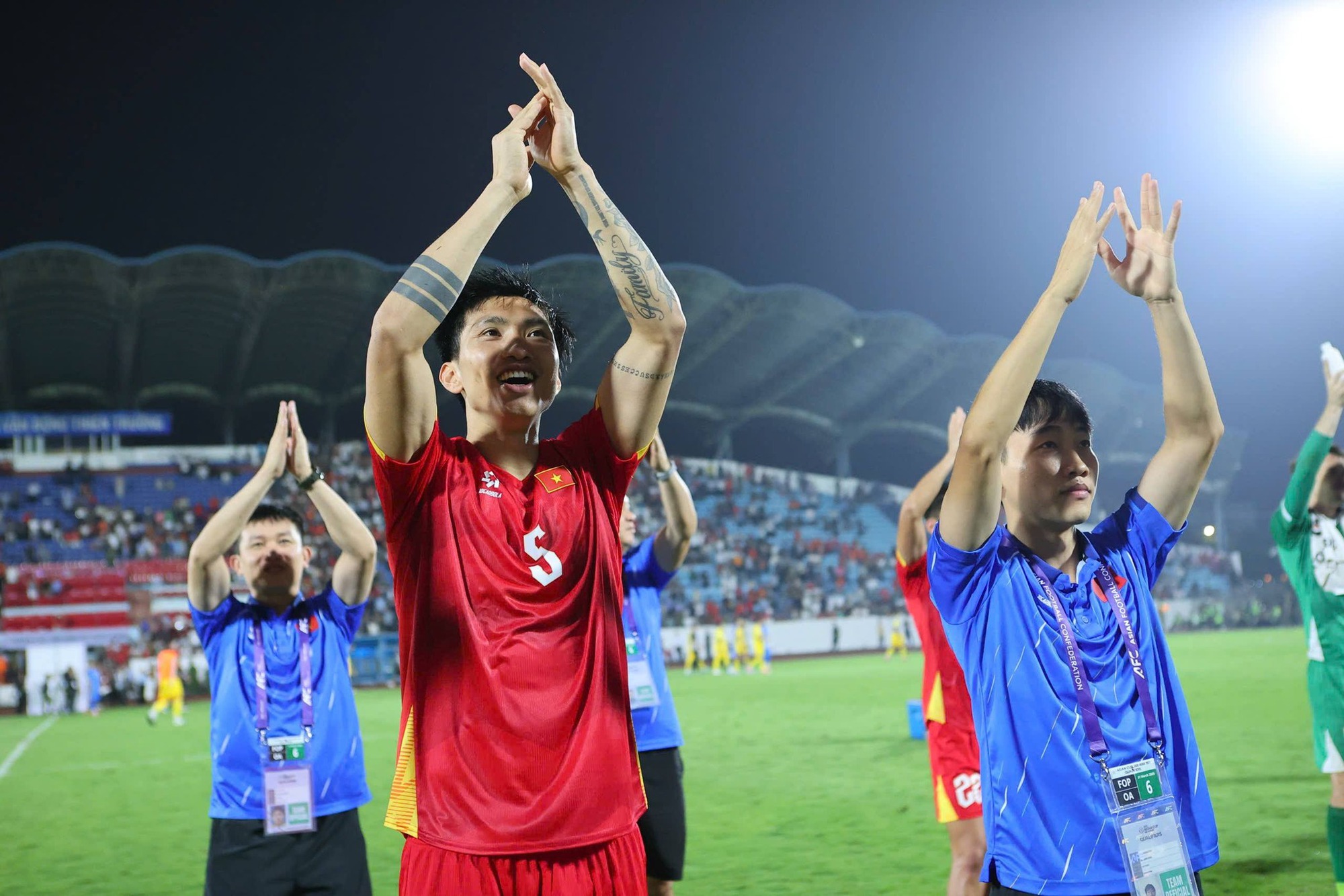 Cam thường soi cận nhan sắc thật của Do&atilde;n Hải My khi được Văn Hậu h&ocirc;n ngay tr&ecirc;n SVĐ, liệu c&oacute; kh&aacute;c ảnh tr&ecirc;n mạng?- Ảnh 5.