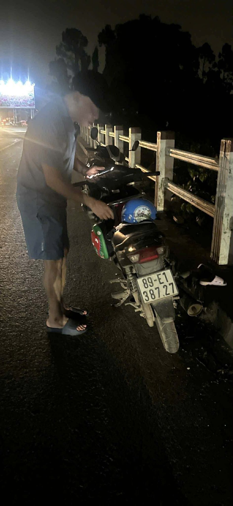 Hiện trường trong đ&ecirc;m t&igrave;m kiếm 3 mẹ con nghi nhảy s&ocirc;ng Hồng ở Hưng Y&ecirc;n- Ảnh 4.