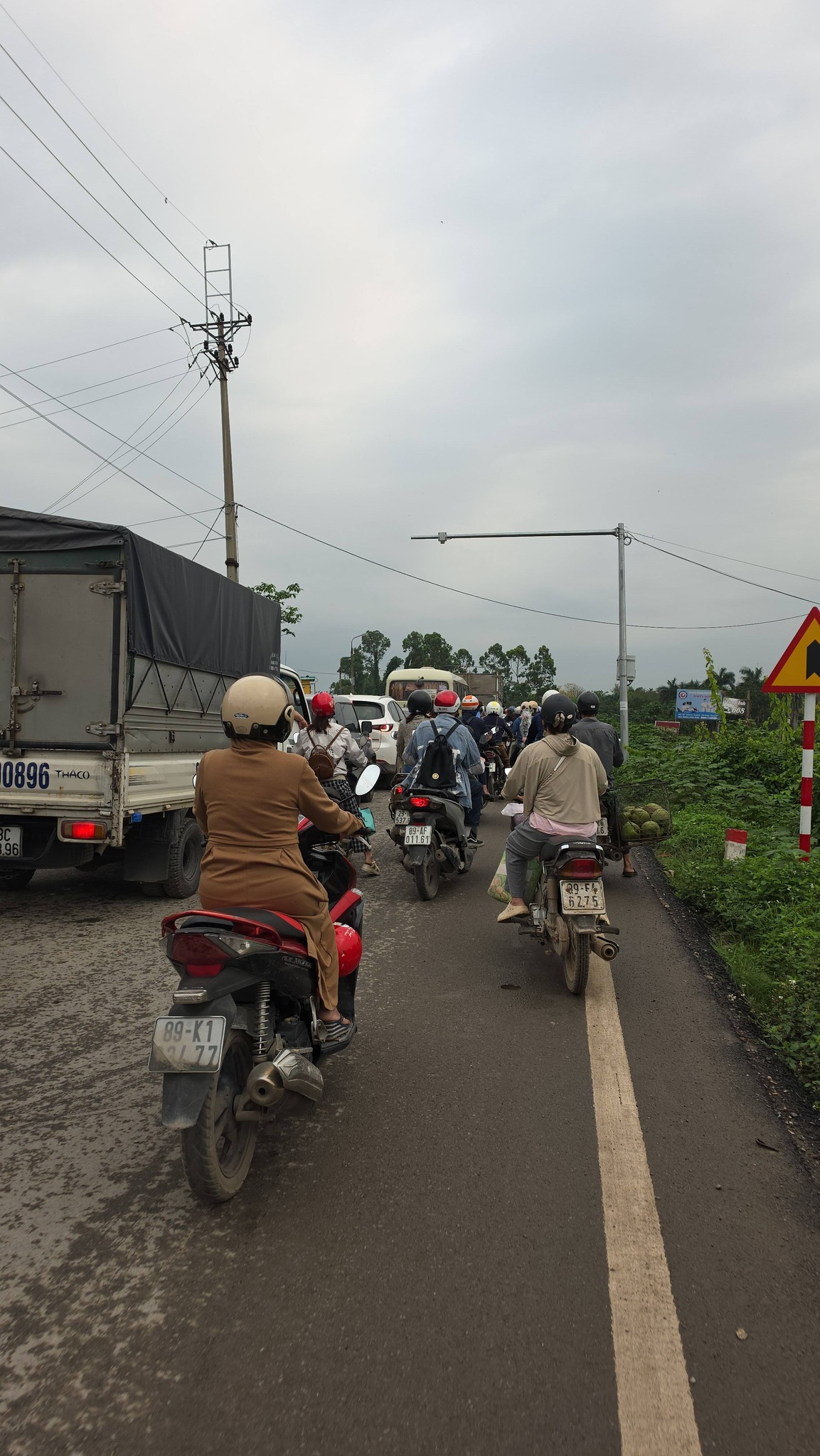 Hiện trường trong đ&ecirc;m t&igrave;m kiếm 3 mẹ con nghi nhảy s&ocirc;ng Hồng ở Hưng Y&ecirc;n- Ảnh 9.