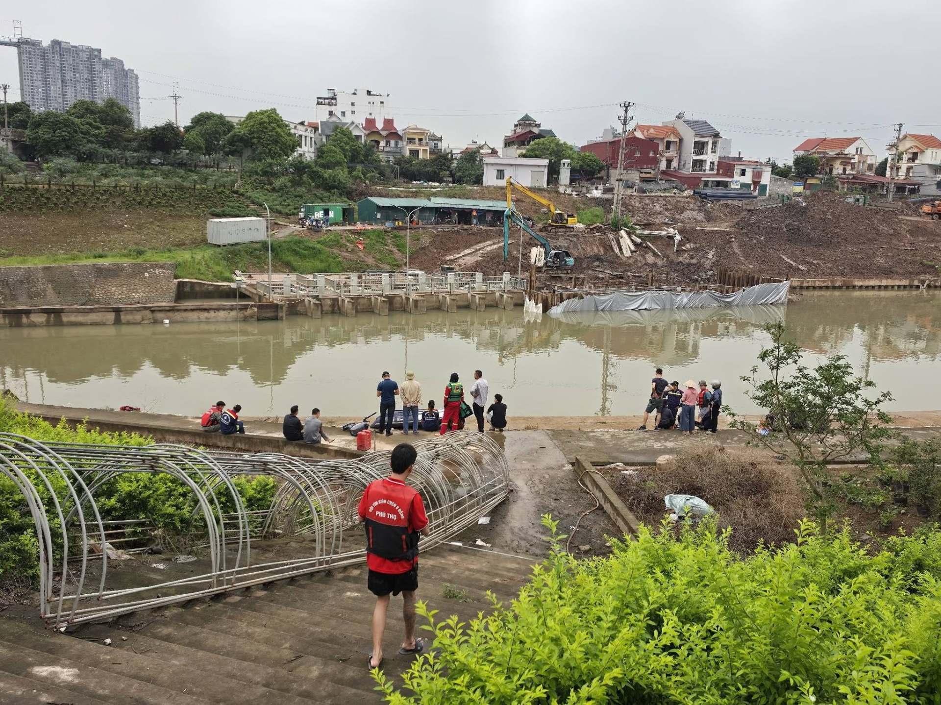 Hiện trường trong đ&ecirc;m t&igrave;m kiếm 3 mẹ con nghi nhảy s&ocirc;ng Hồng ở Hưng Y&ecirc;n- Ảnh 7.