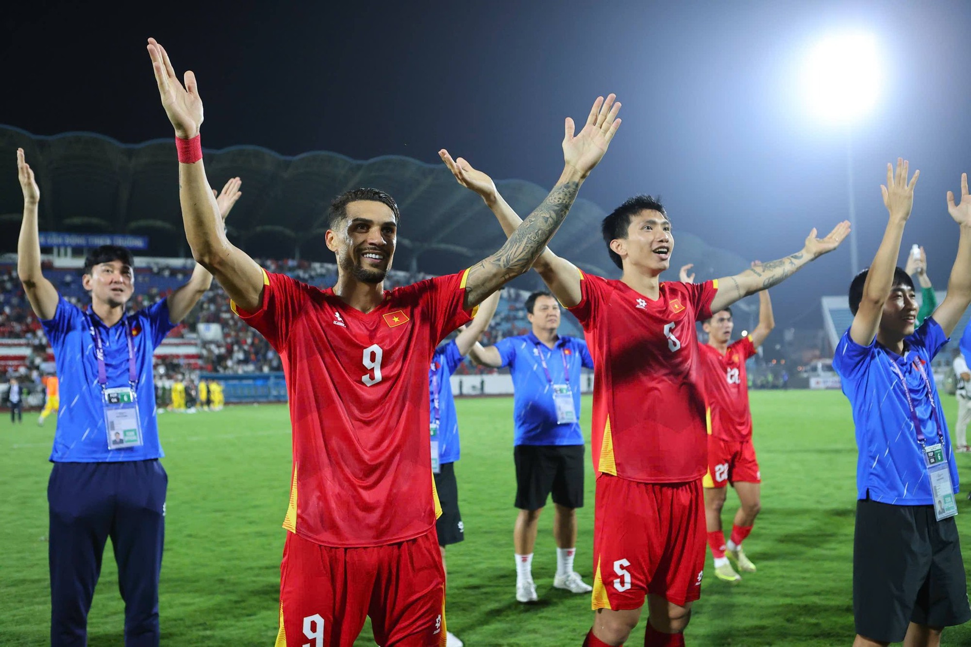 Khoảnh khắc HLV Kim Sang-sik ôm động viên từng học trò, ĐT Việt Nam chia tay nhau sau chiến thắng tưng bừng trước Malaysia- Ảnh 3. Khoảnh khắc HLV Kim Sang-sik ôm động viên từng học trò, ĐT Việt Nam chia tay nhau sau chiến thắng tưng bừng trước Malaysia- Ảnh 3.