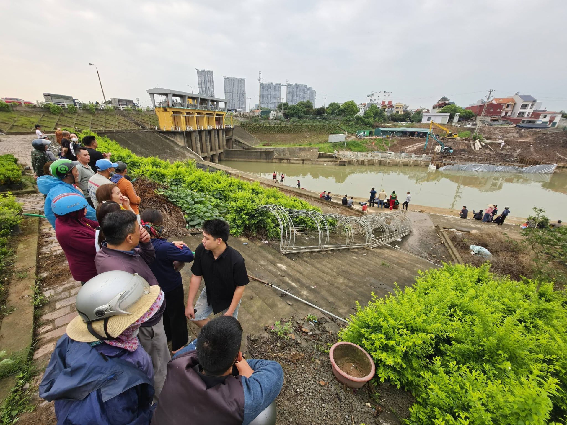 Hiện trường trong đ&ecirc;m t&igrave;m kiếm 3 mẹ con nghi nhảy s&ocirc;ng Hồng ở Hưng Y&ecirc;n- Ảnh 10.