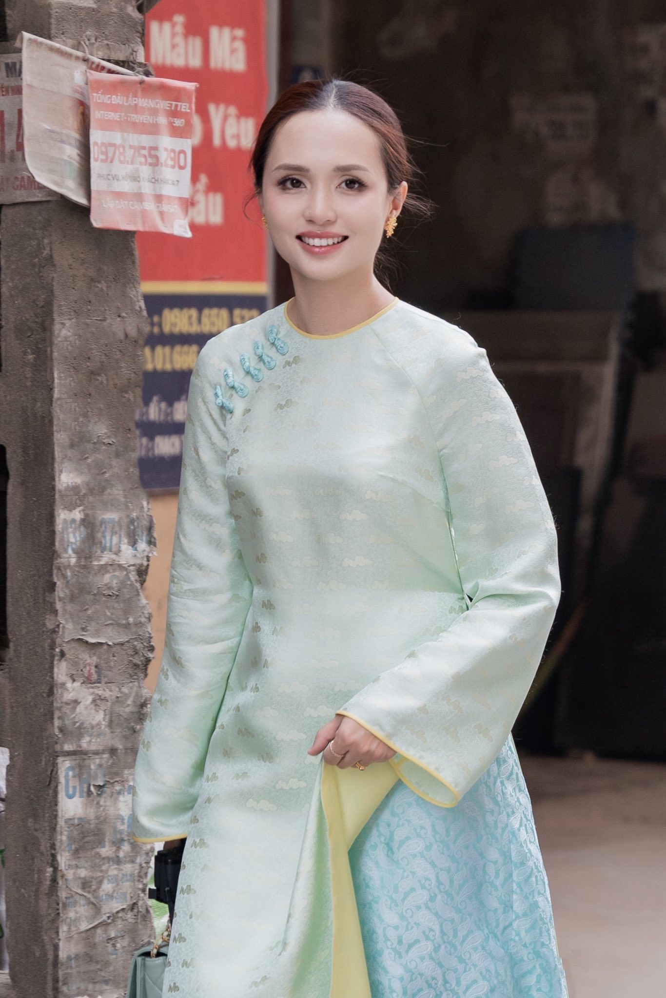 &Aacute;i nữ cựu Chủ tịch CLB S&agrave;i G&ograve;n x&aacute;ch t&uacute;i hiệu nửa tỷ s&aacute;nh vai Văn Quyết đi ăn cưới- Ảnh 2.