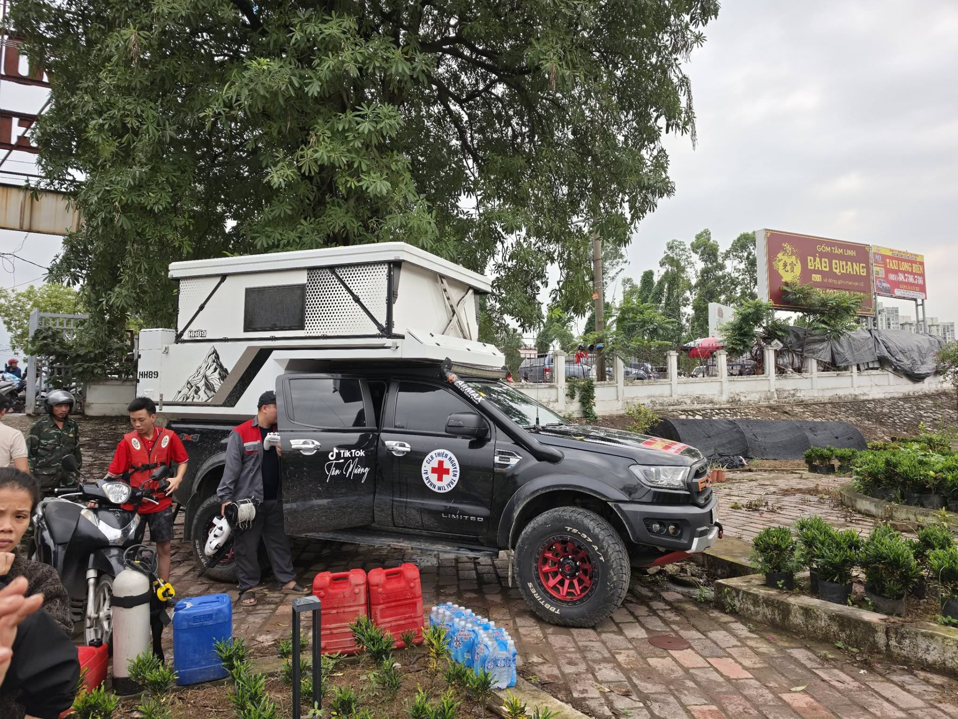 Hiện trường trong đ&ecirc;m t&igrave;m kiếm 3 mẹ con nghi nhảy s&ocirc;ng Hồng ở Hưng Y&ecirc;n- Ảnh 6.