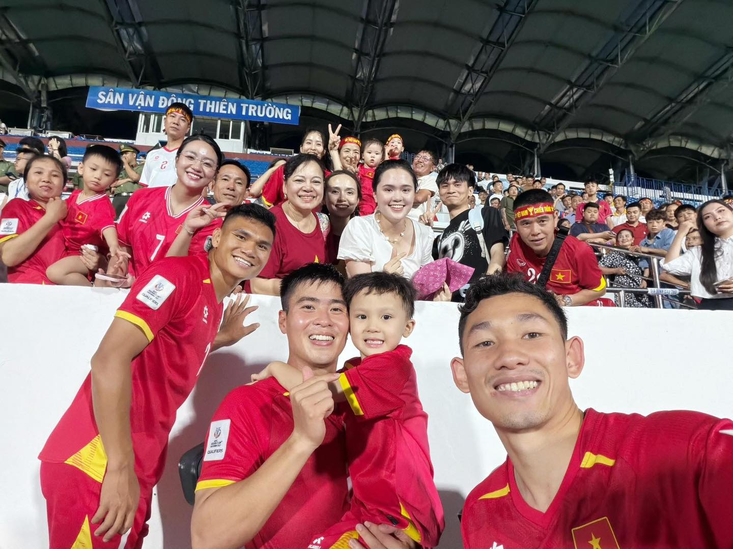 &Aacute;i nữ cựu chủ tịch CLB S&agrave;i G&ograve;n h&oacute;a n&agrave;ng thơ, chiếm trọn spotlight đi cổ vũ Duy Mạnh- Ảnh 5.